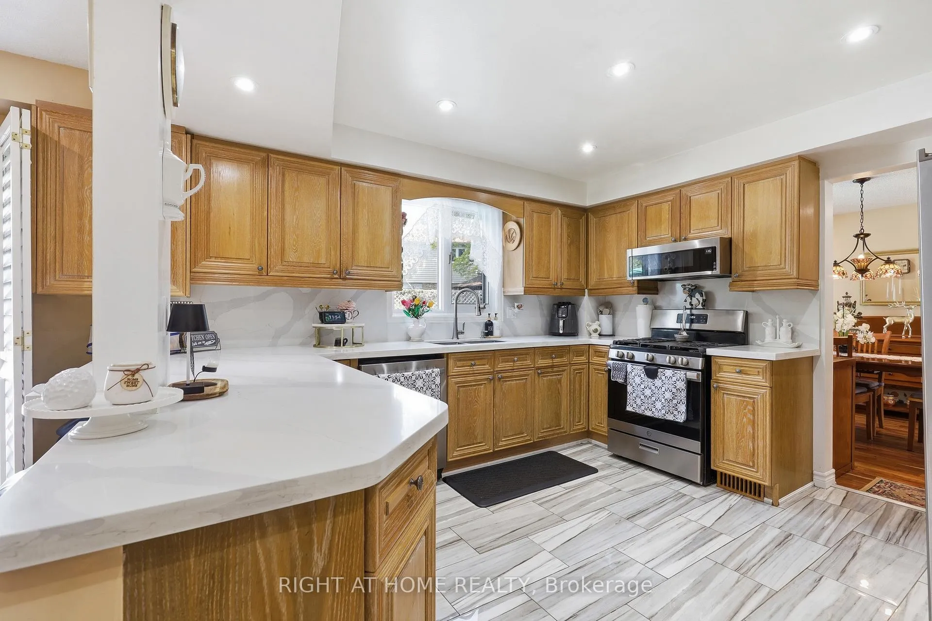 Photo 14 of 33 Parkside Drive, Brampton, Brampton South — HOMEH