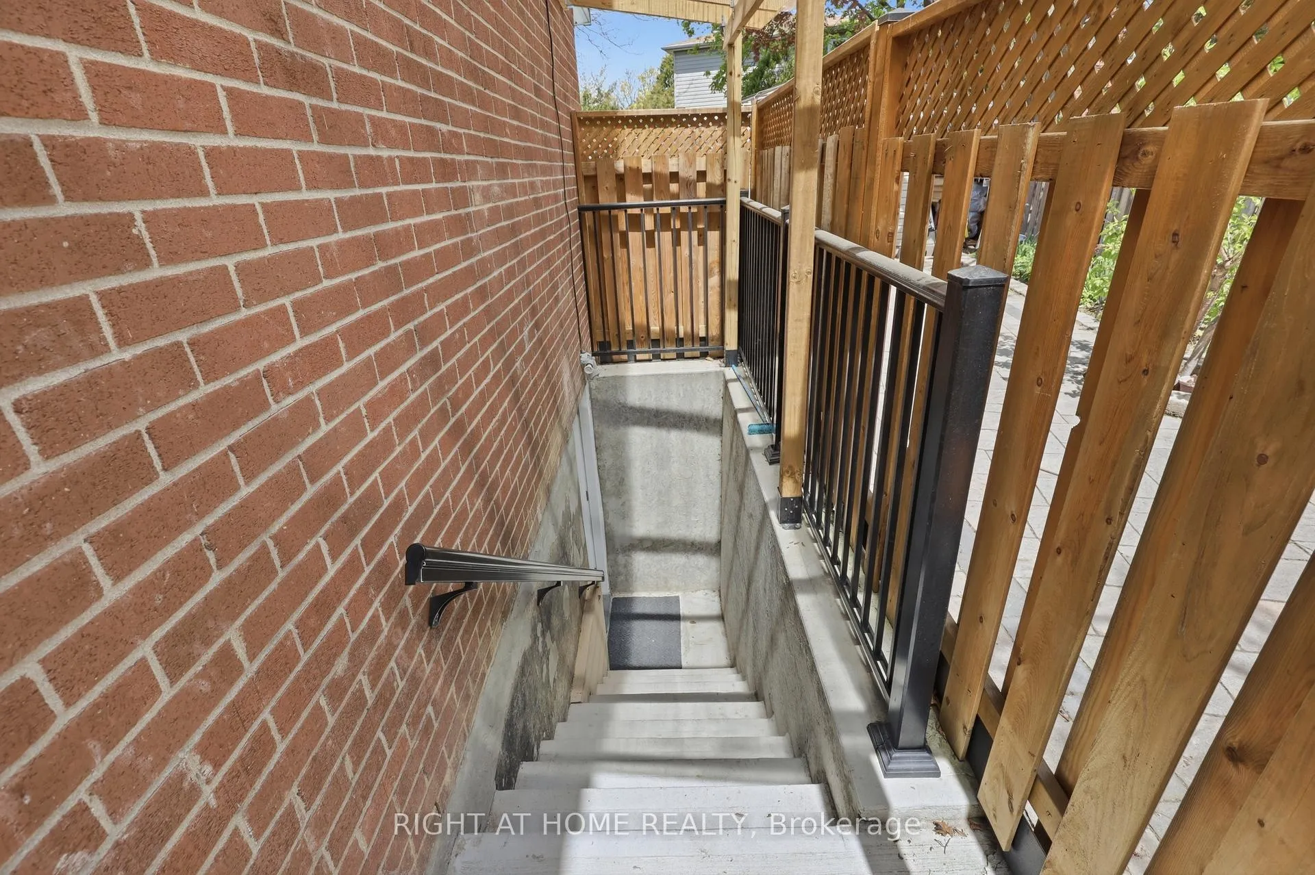 Photo 29 of 33 Parkside Drive, Brampton, Brampton South — HOMEH