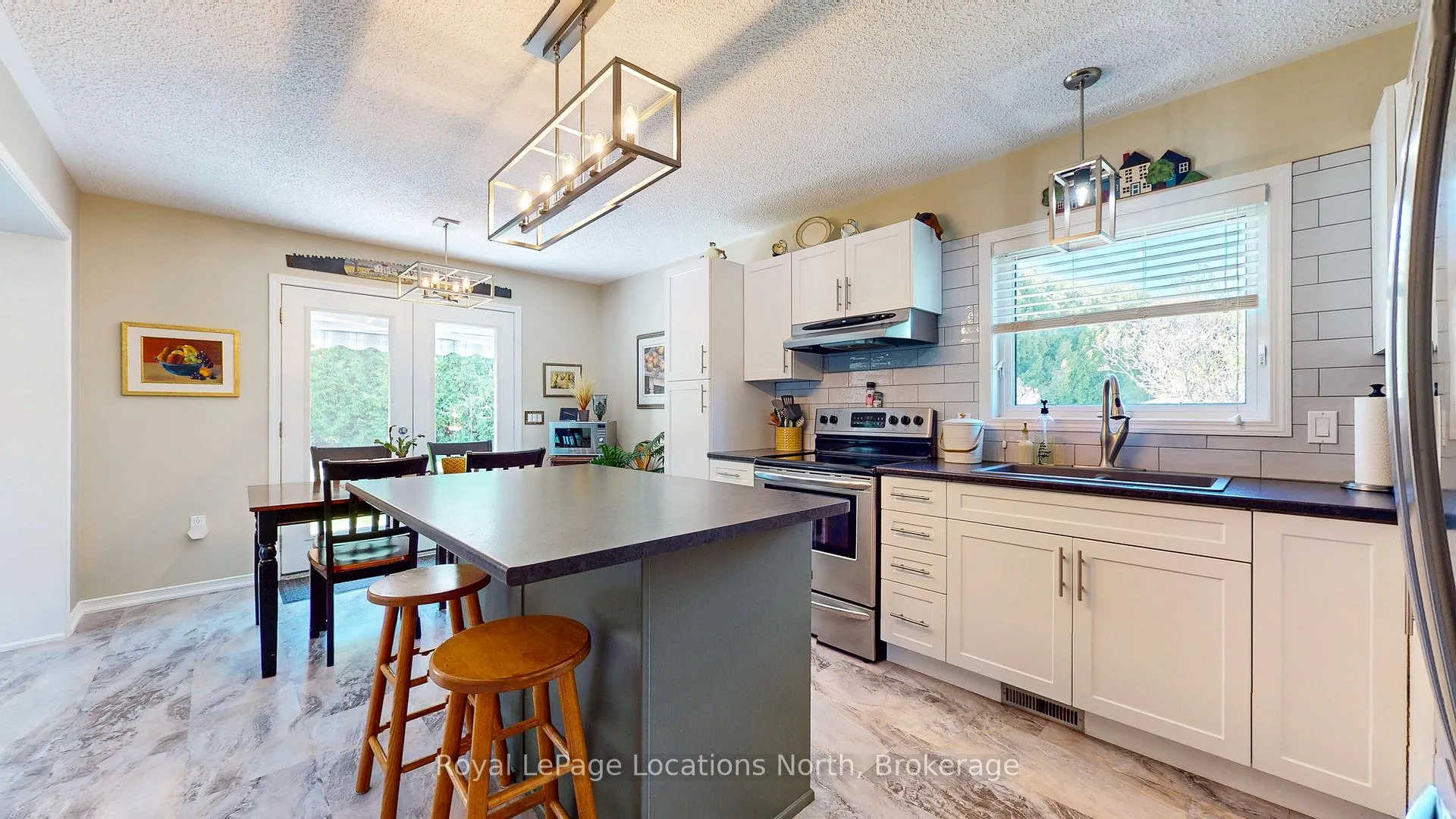 Photo 5 of 37 Indiana Avenue, Wasaga Beach — HOMEH
