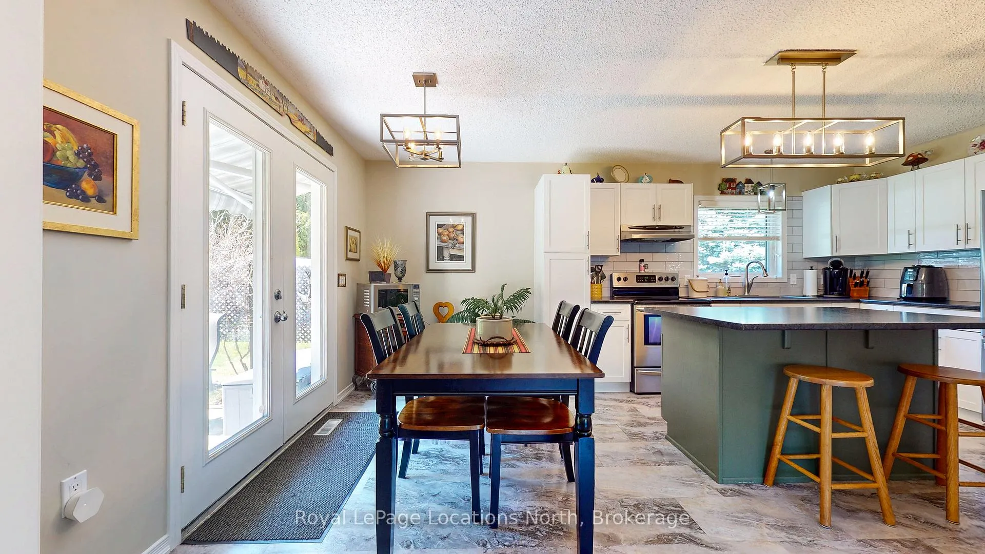 Photo 10 of 37 Indiana Avenue, Wasaga Beach — HOMEH