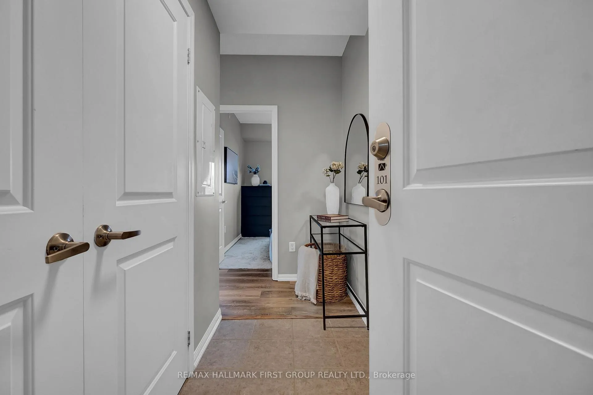 Photo 4 of Unit 101, 1 Sidney Lane, Clarington, Bowmanville — HOMEH