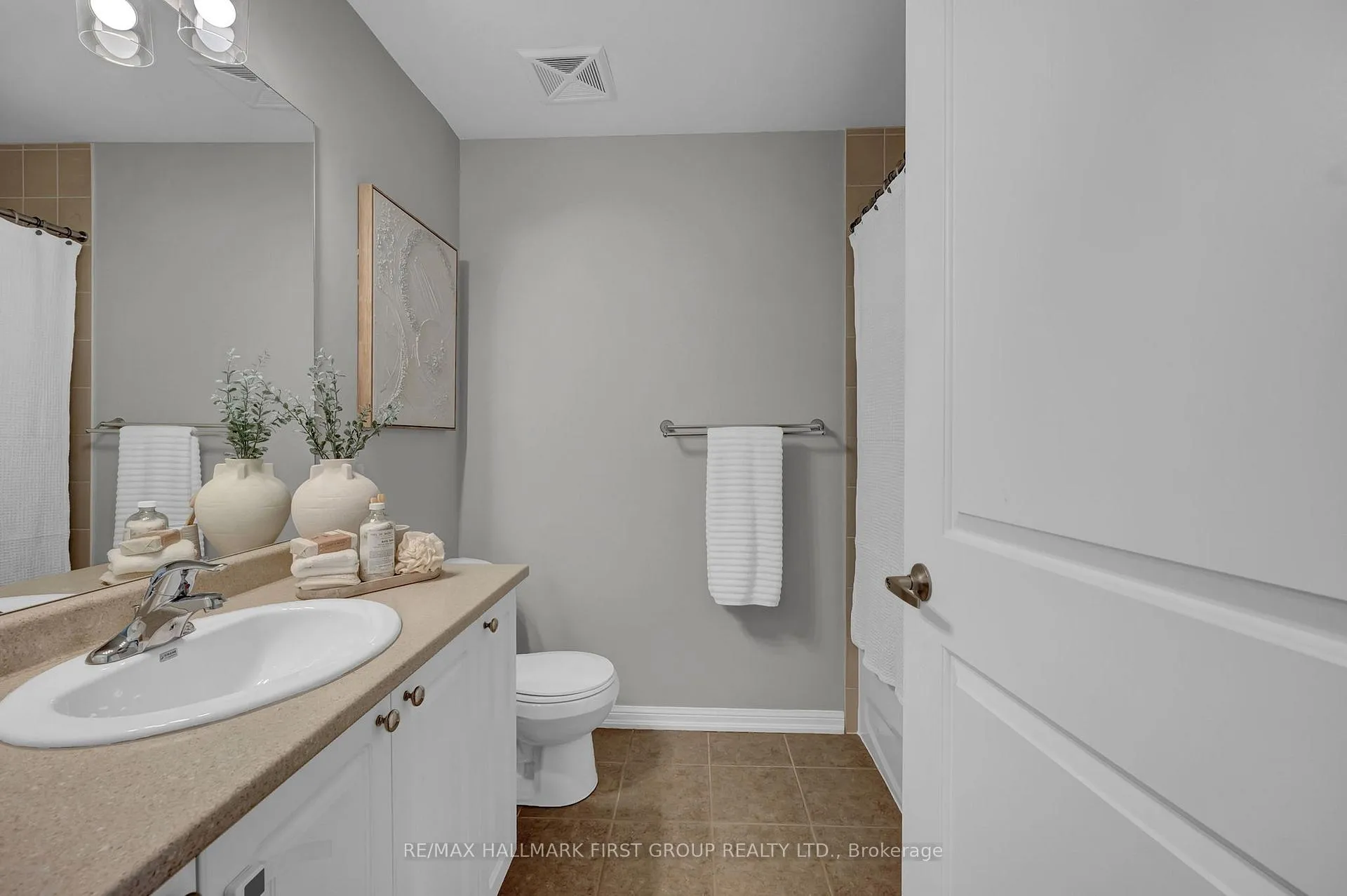 Photo 25 of Unit 101, 1 Sidney Lane, Clarington, Bowmanville — HOMEH