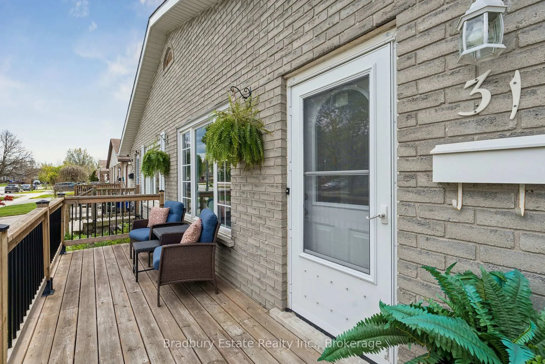 Photo 2 of 31 Mayfair Drive, Welland, Broadway — HOMEH