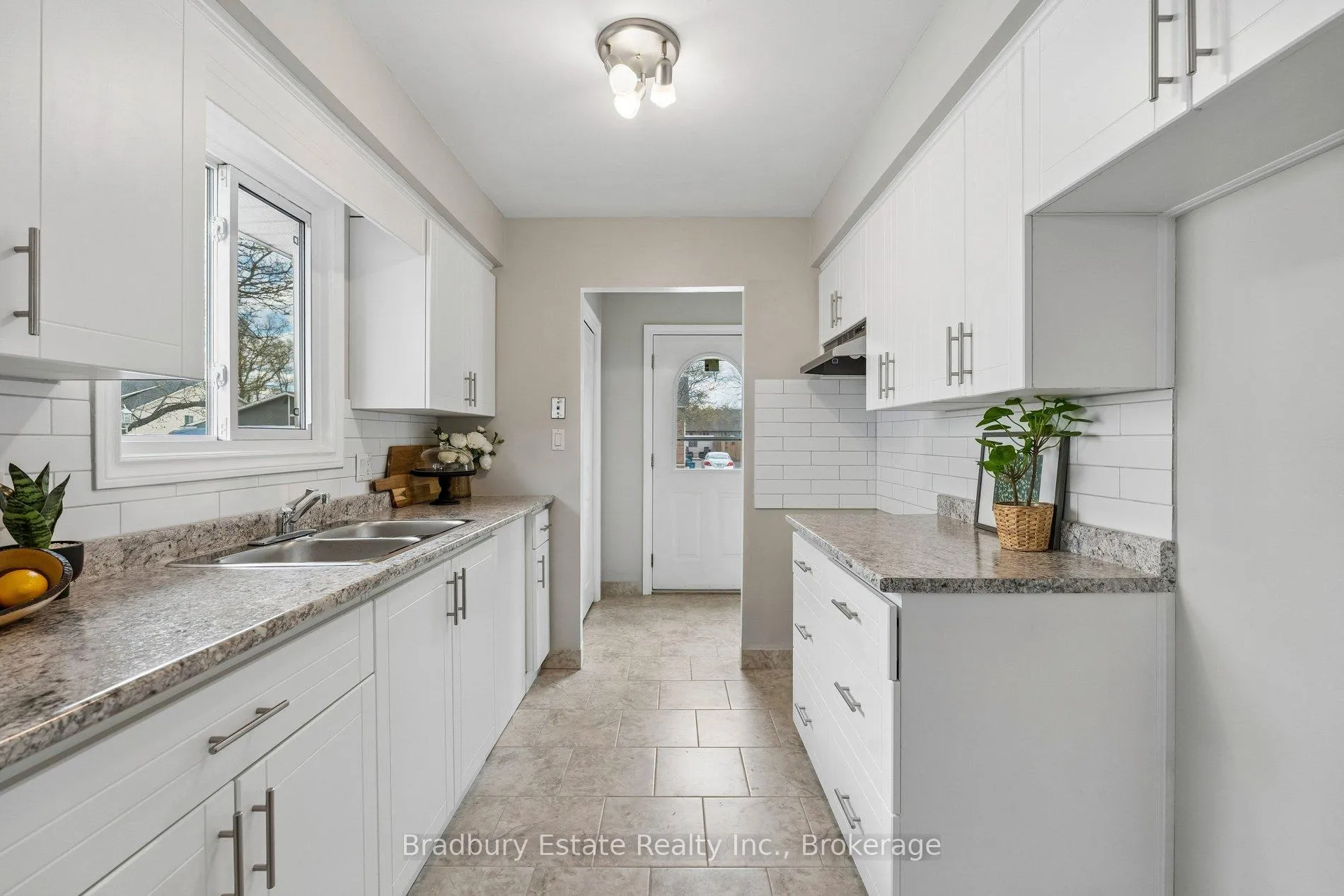 Photo 9 of 31 Mayfair Drive, Welland, Broadway — HOMEH