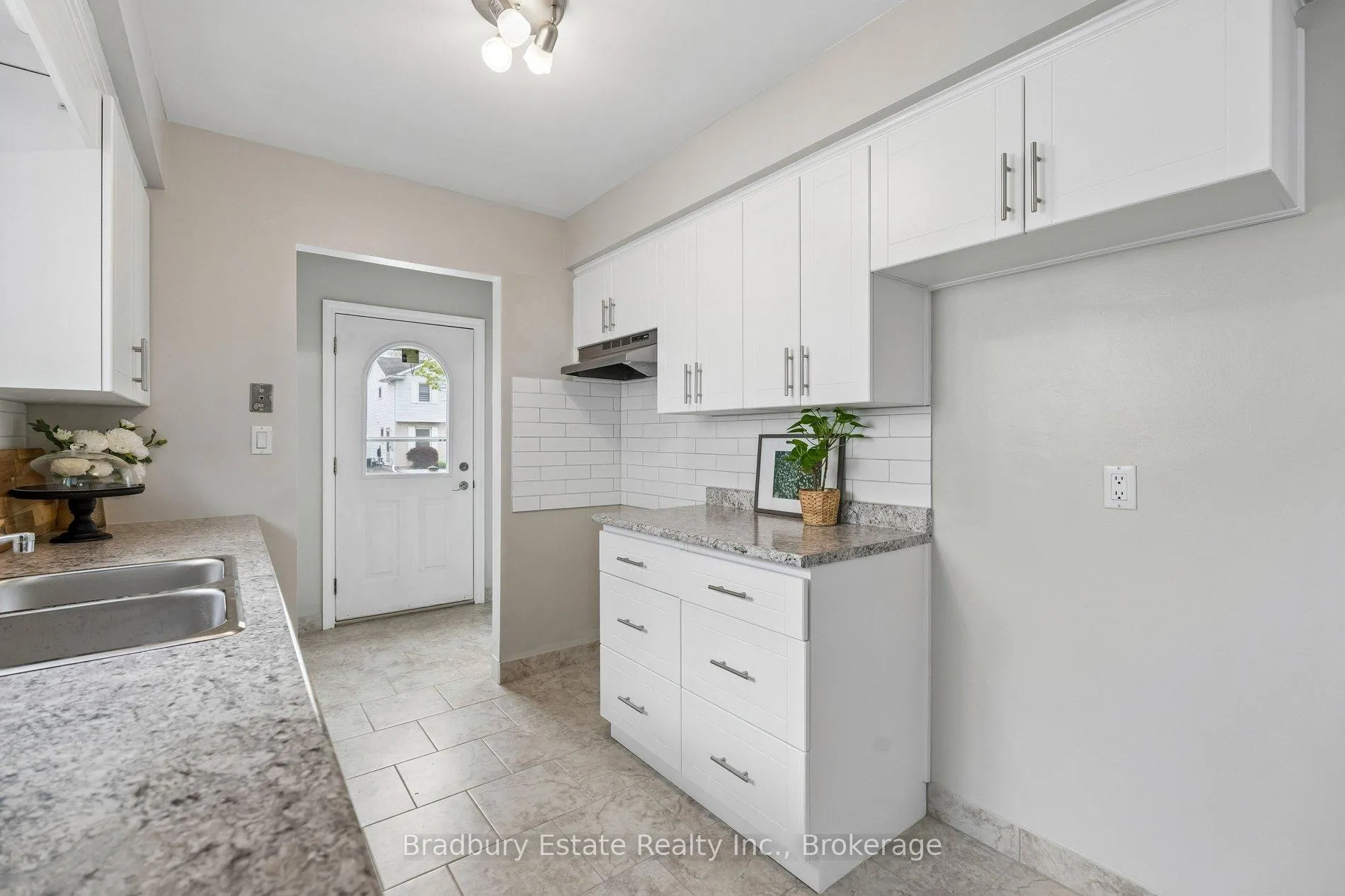 Photo 10 of 31 Mayfair Drive, Welland, Broadway — HOMEH