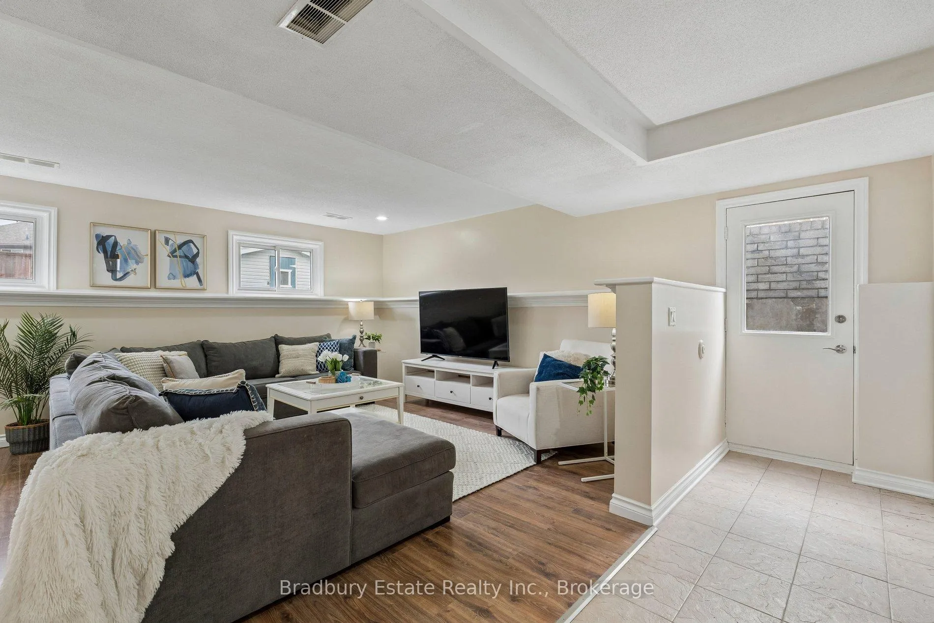 Photo 24 of 31 Mayfair Drive, Welland, Broadway — HOMEH