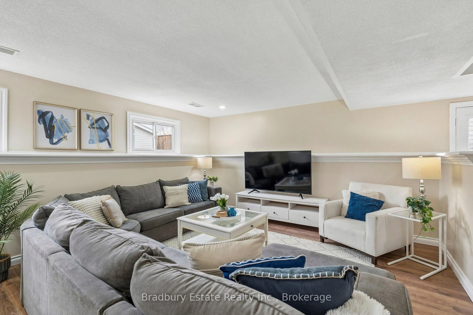 Photo 25 of 31 Mayfair Drive, Welland, Broadway — HOMEH