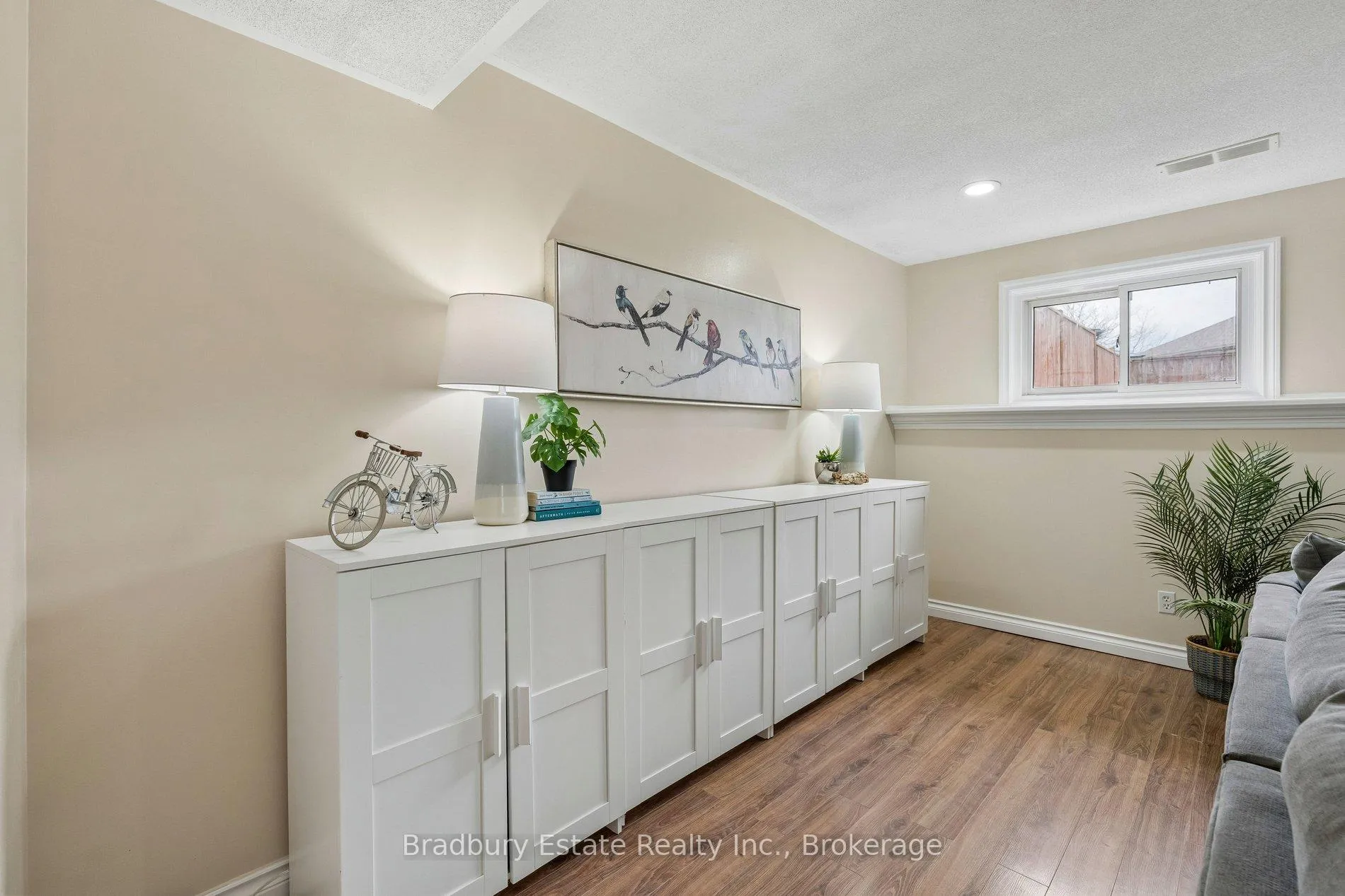 Photo 26 of 31 Mayfair Drive, Welland, Broadway — HOMEH