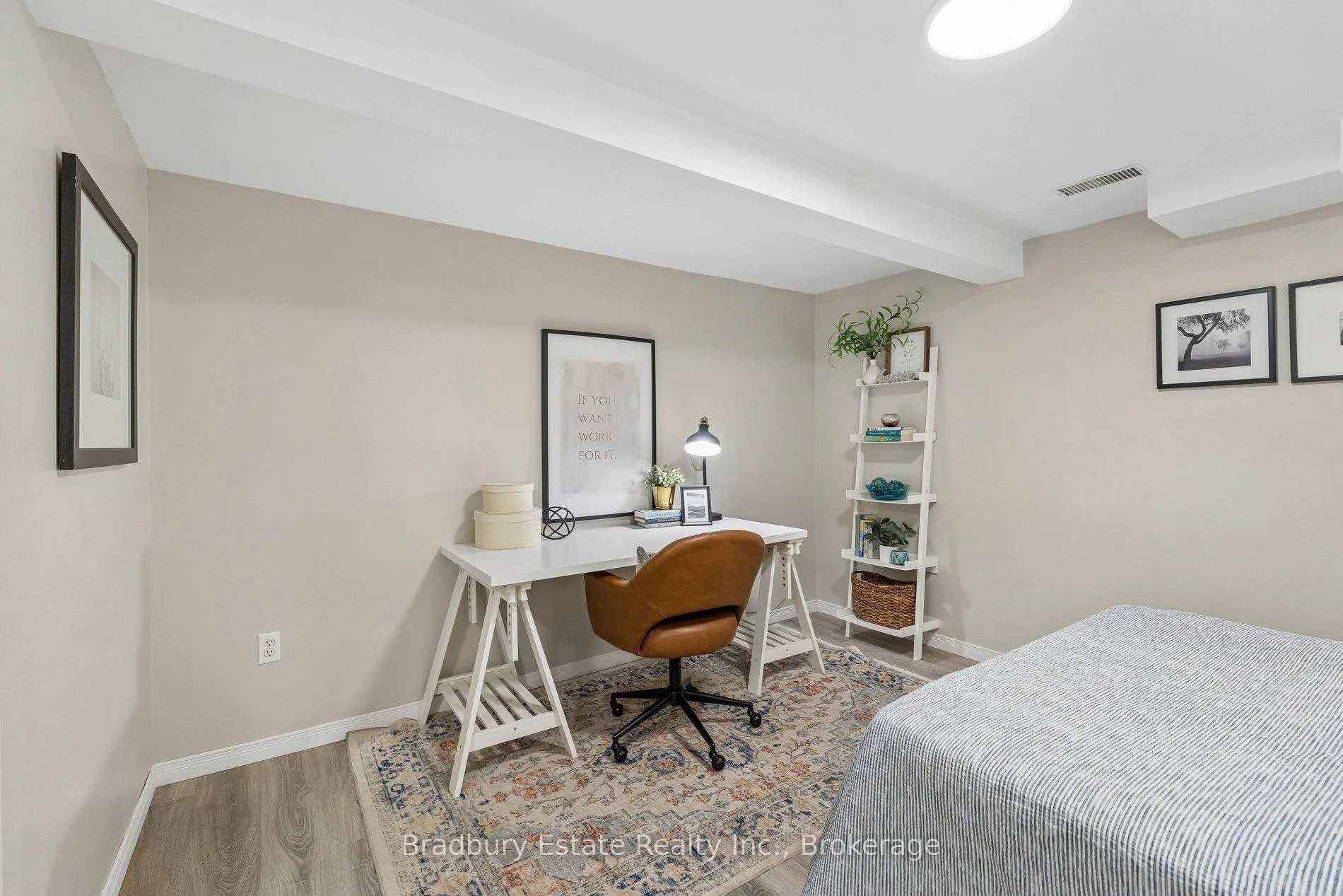 Photo 32 of 31 Mayfair Drive, Welland, Broadway — HOMEH