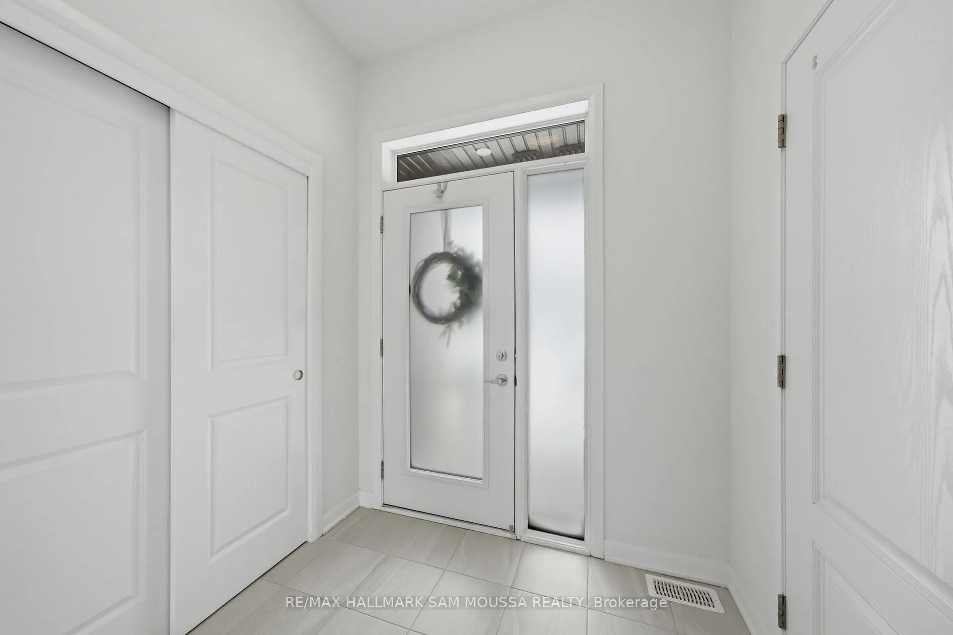 Photo 6 of 302 Drumlish Lane, Ottawa, Barrhaven - Half Moon Bay — HOMEH