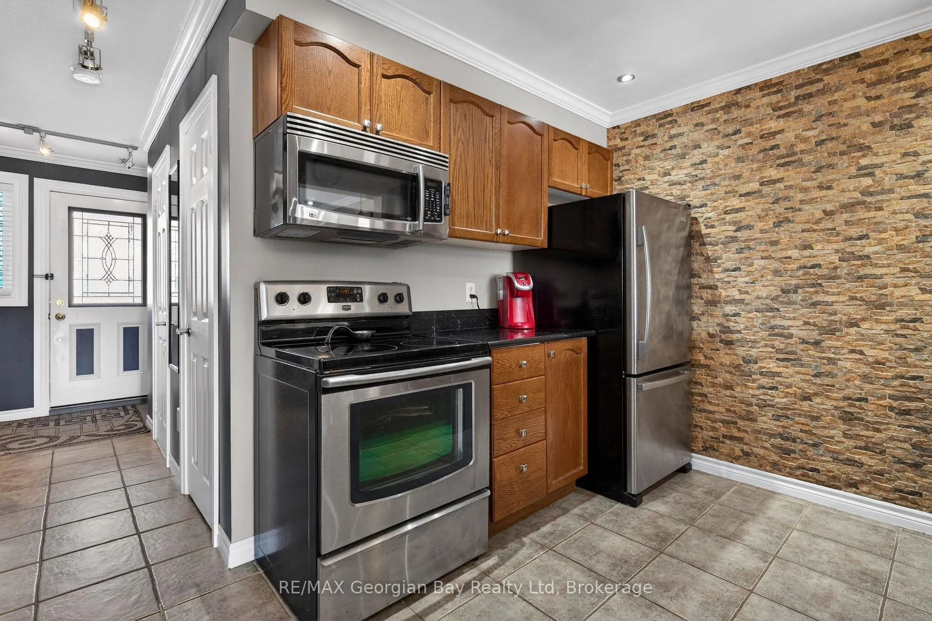 Photo 5 of 177 Southwinds Crescent, Midland — HOMEH