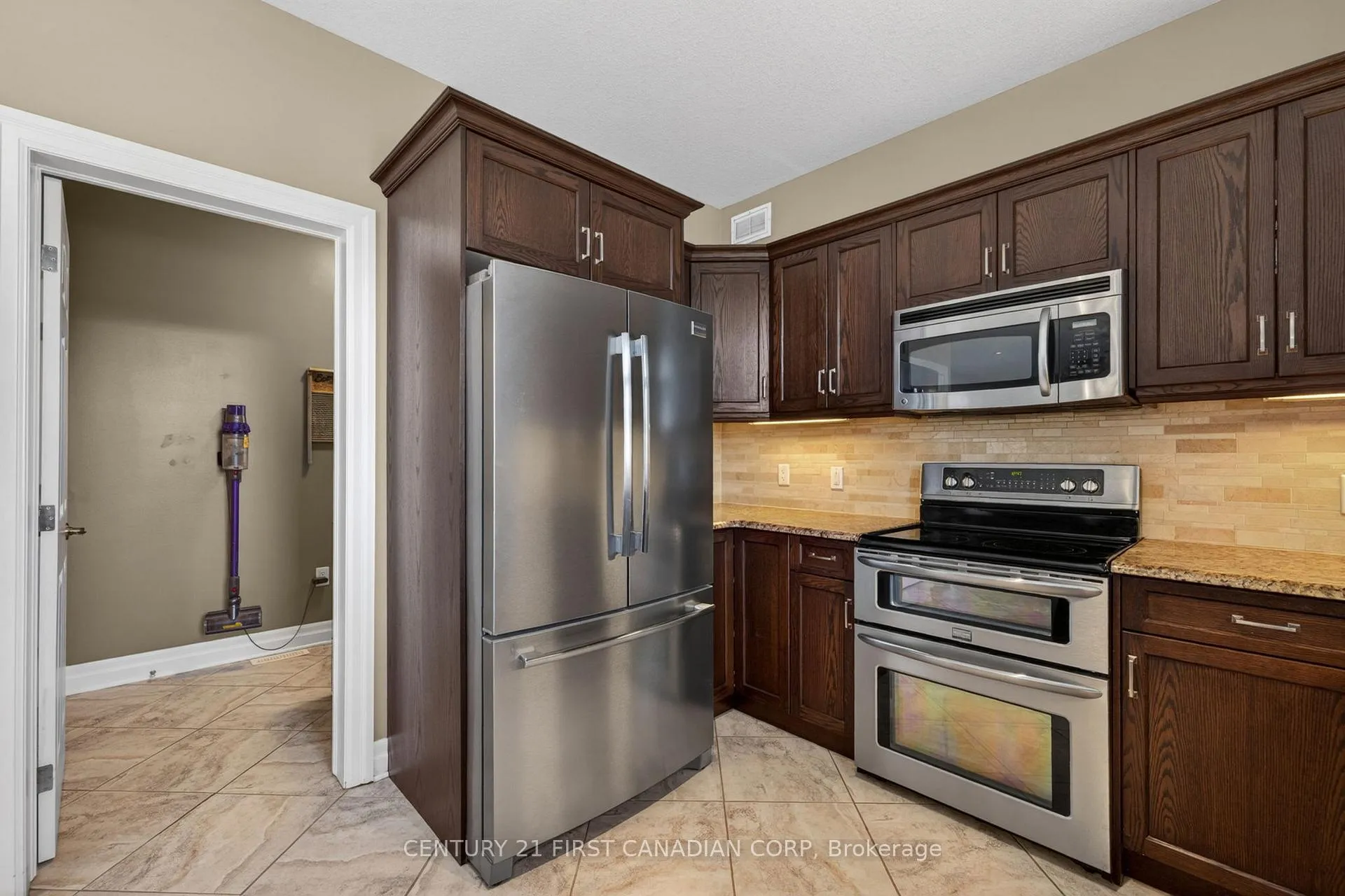 Photo 7 of 63 Fieldstone Crescent, Middlesex Centre, Komoka — HOMEH