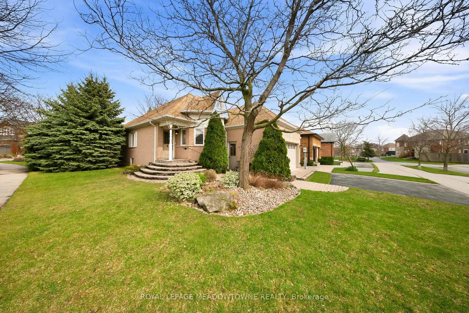 Photo 2 of 20 Huffmann Drive, Halton Hills, Georgetown — HOMEH