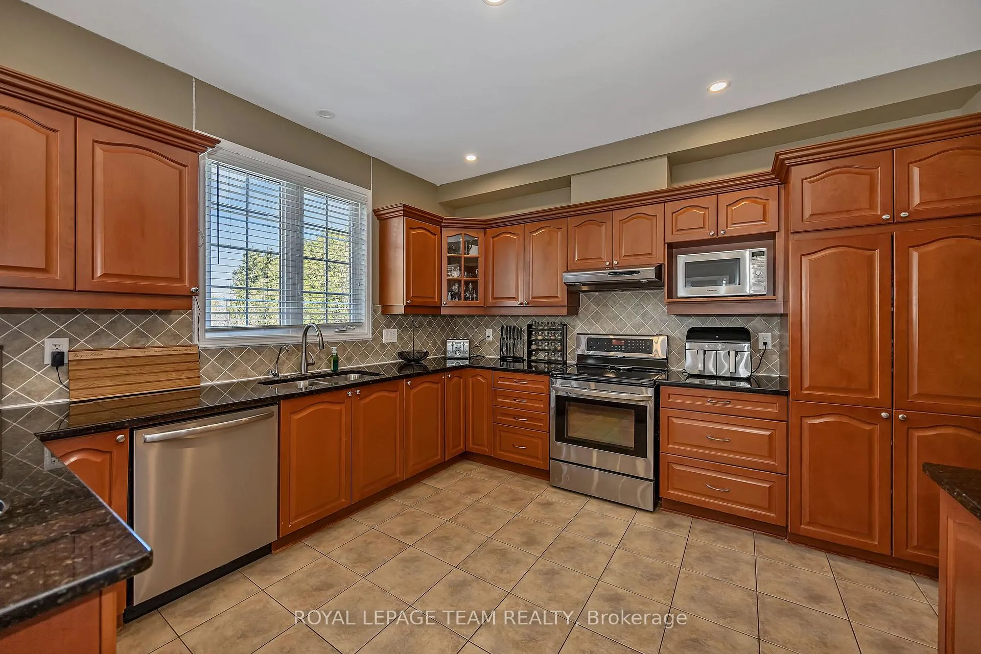 Photo 9 of 6918 Mary Anne Drive, Ottawa, Greely — HOMEH