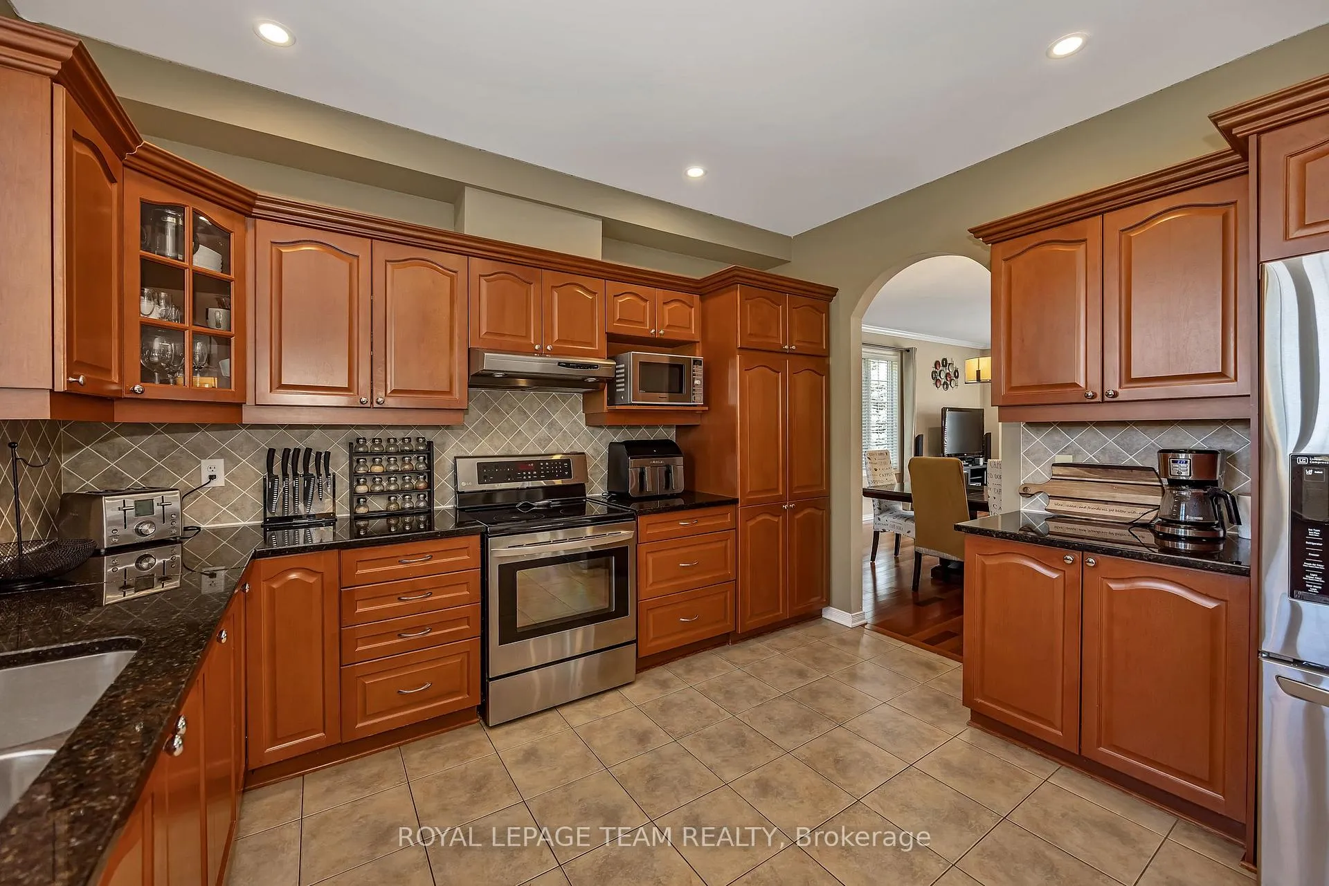 Photo 10 of 6918 Mary Anne Drive, Ottawa, Greely — HOMEH