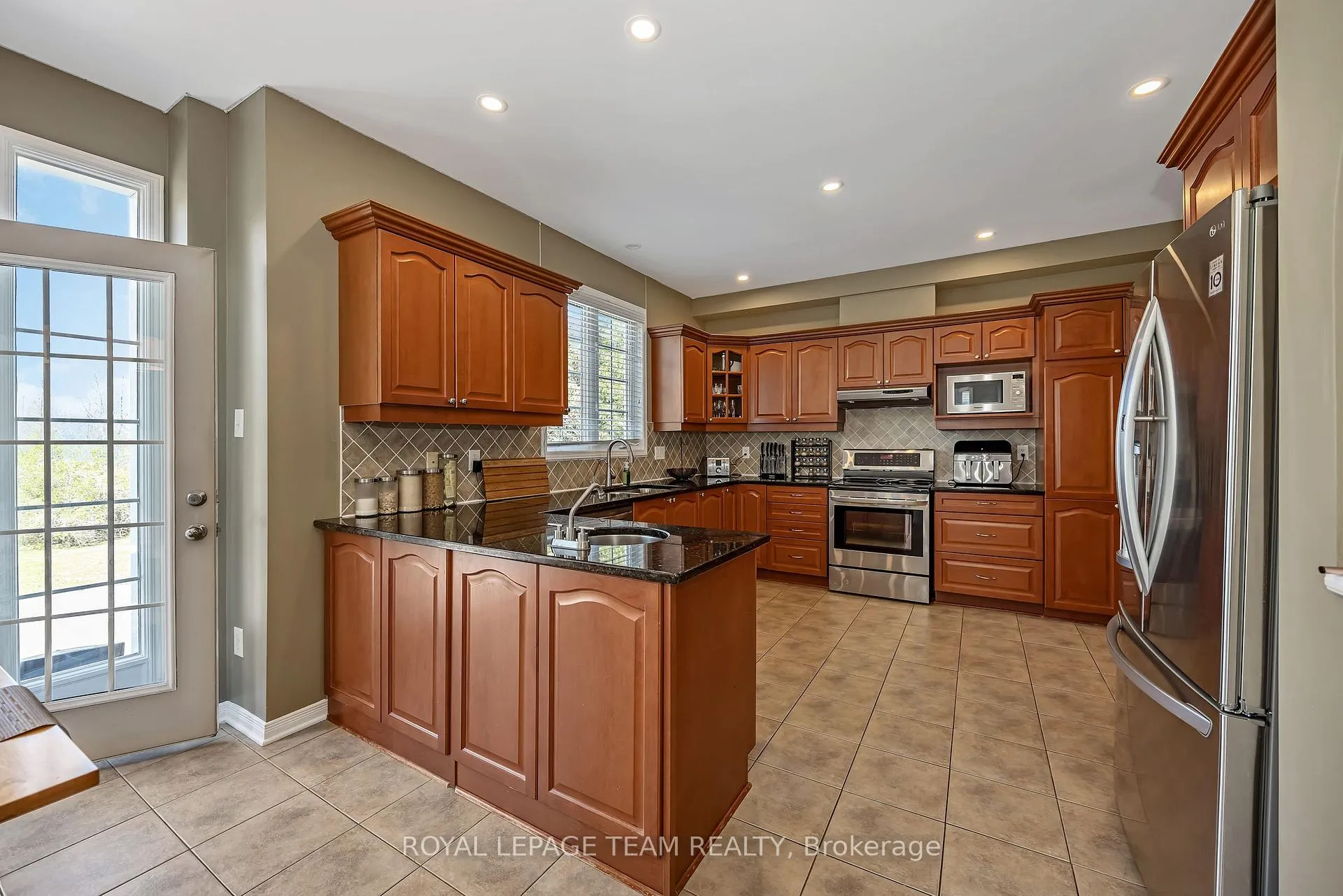 Photo 11 of 6918 Mary Anne Drive, Ottawa, Greely — HOMEH