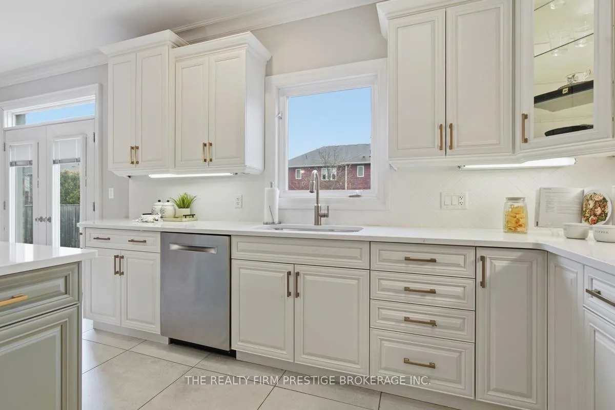 Photo 12 of 2051 Westpoint Heights, London, South V — HOMEH