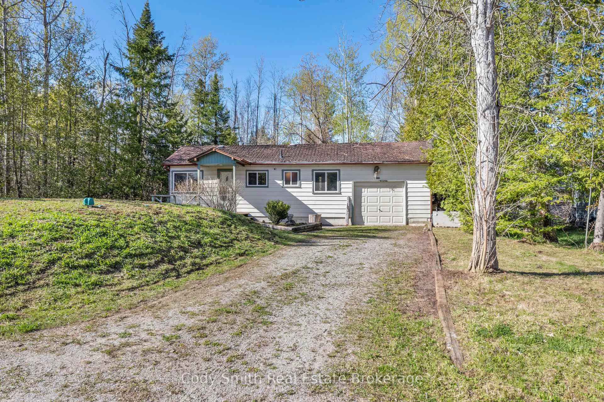 Photo 3 of 183 Paradise Avenue, Tay, Port McNicoll — HOMEH
