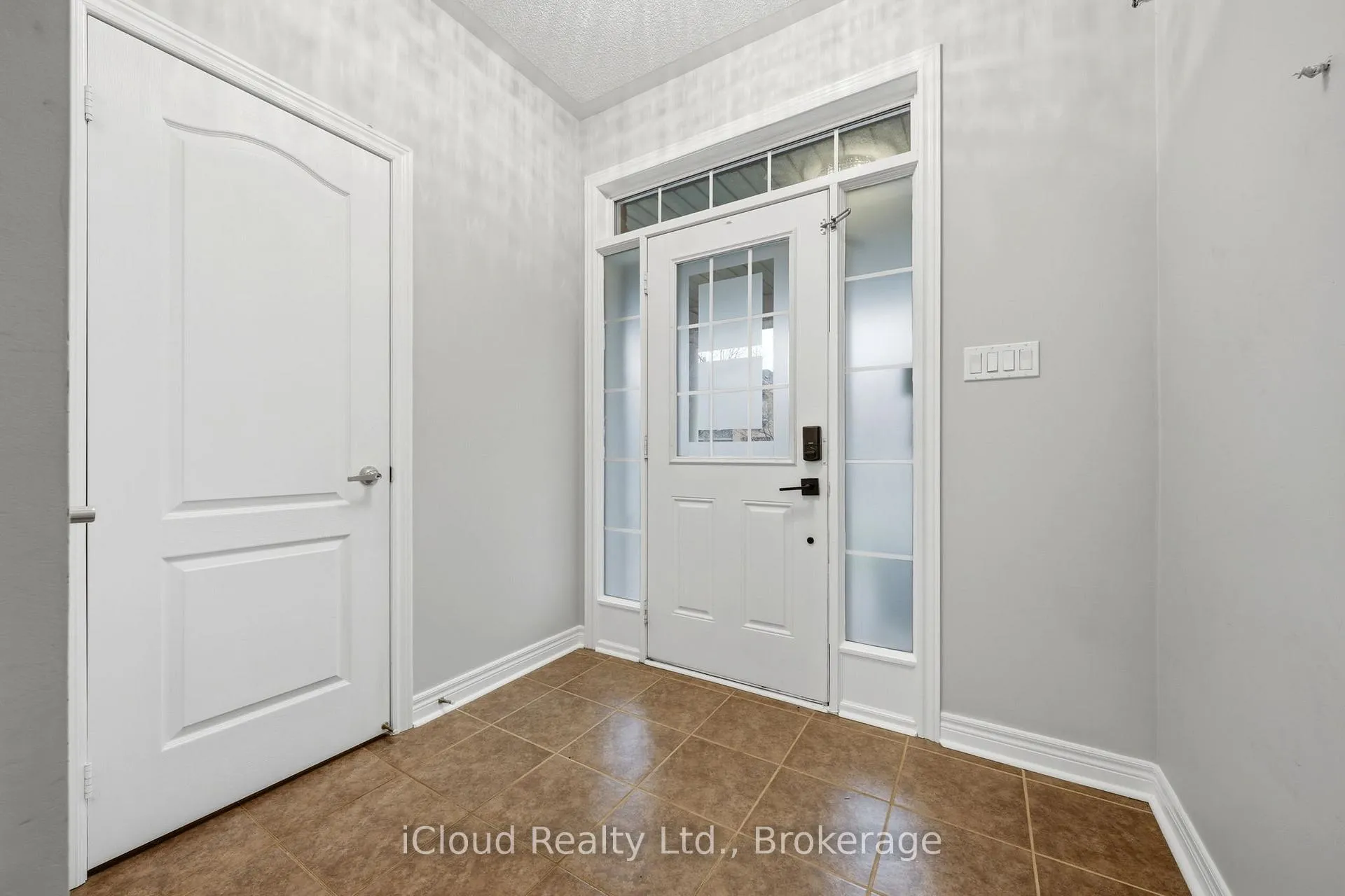 Photo 4 of 23 Sweetner Drive, Whitchurch-Stouffville, Stouffville — HOMEH