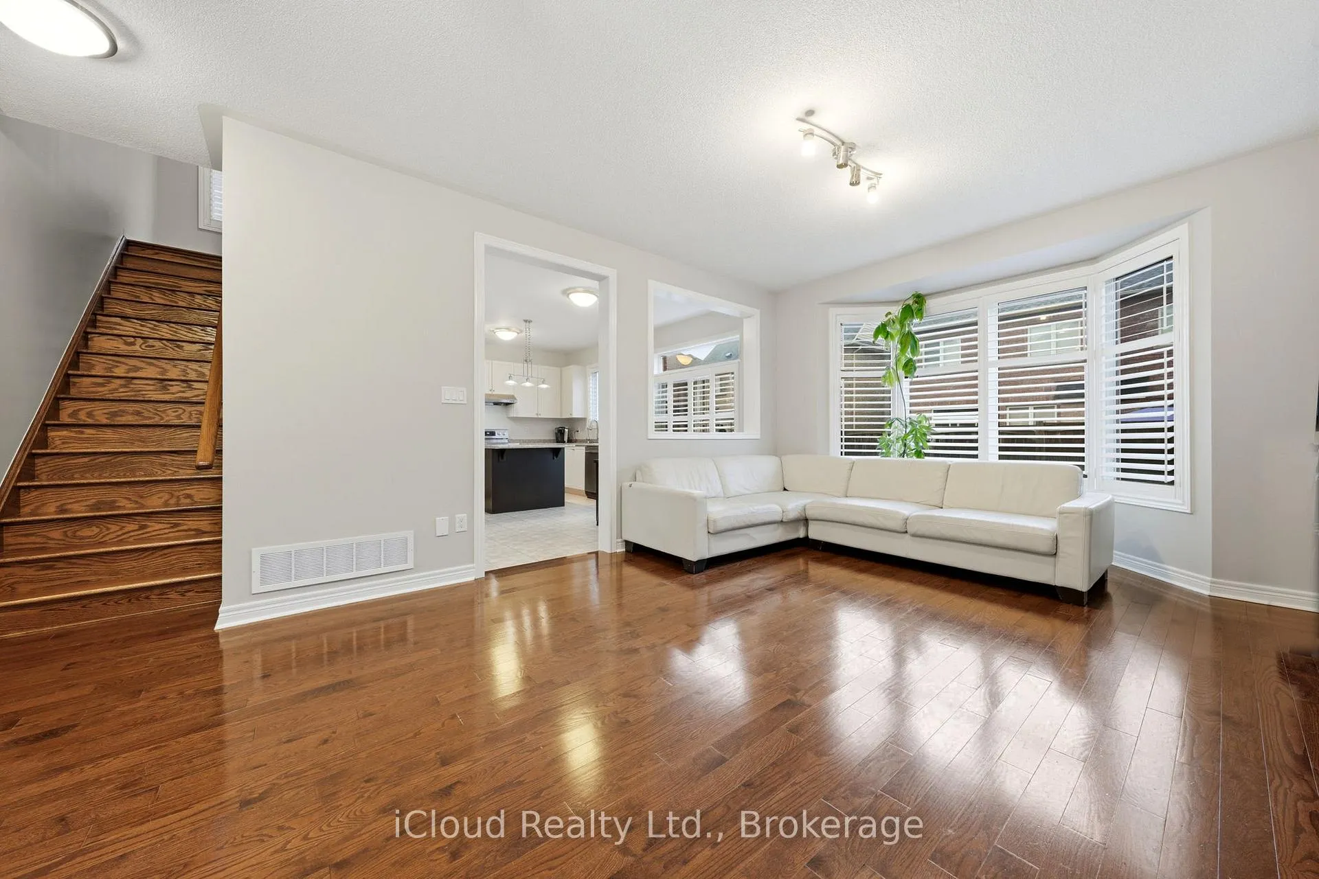 Photo 11 of 23 Sweetner Drive, Whitchurch-Stouffville, Stouffville — HOMEH