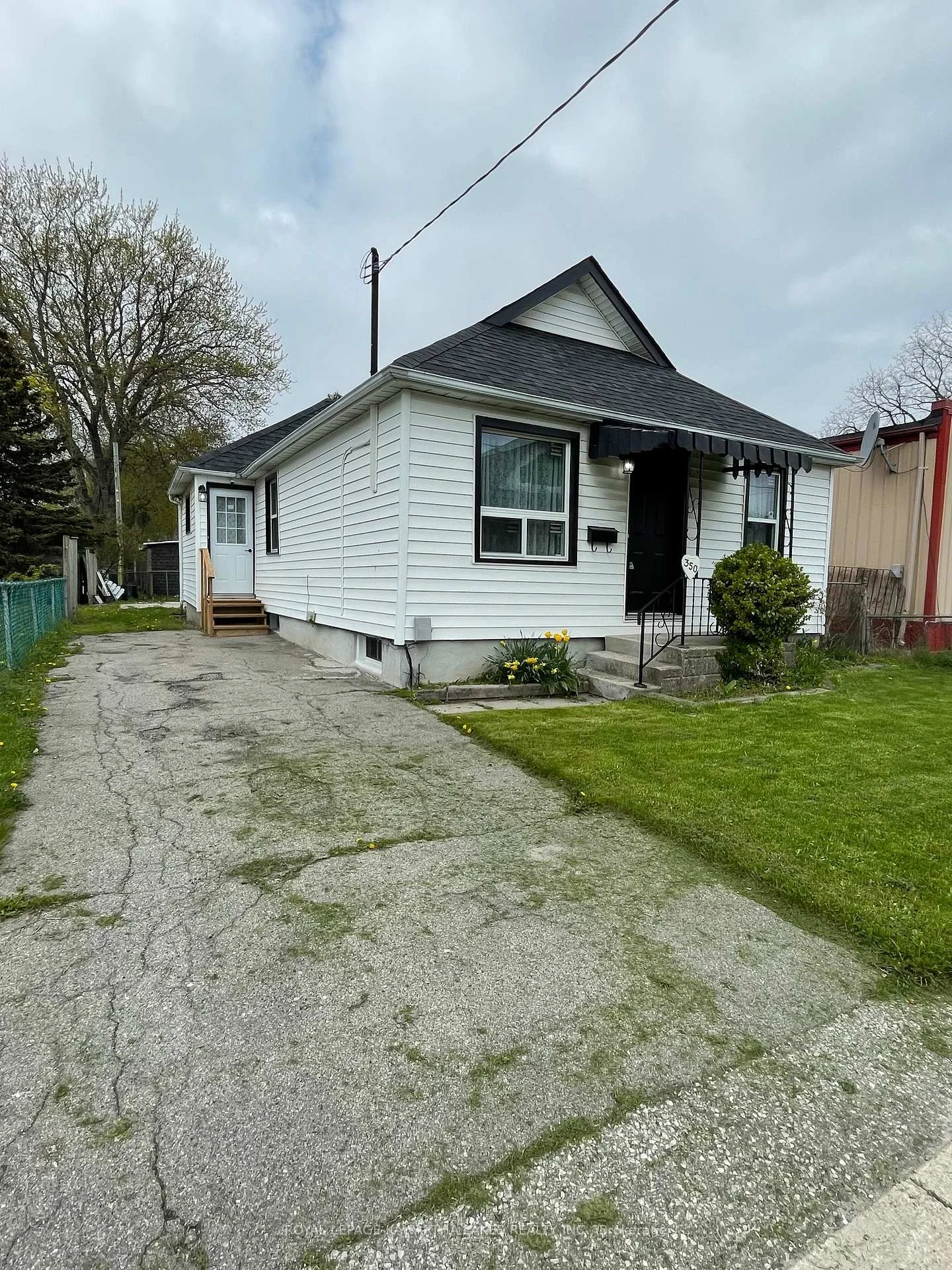 Front of 350 Oshawa Boulevard S
