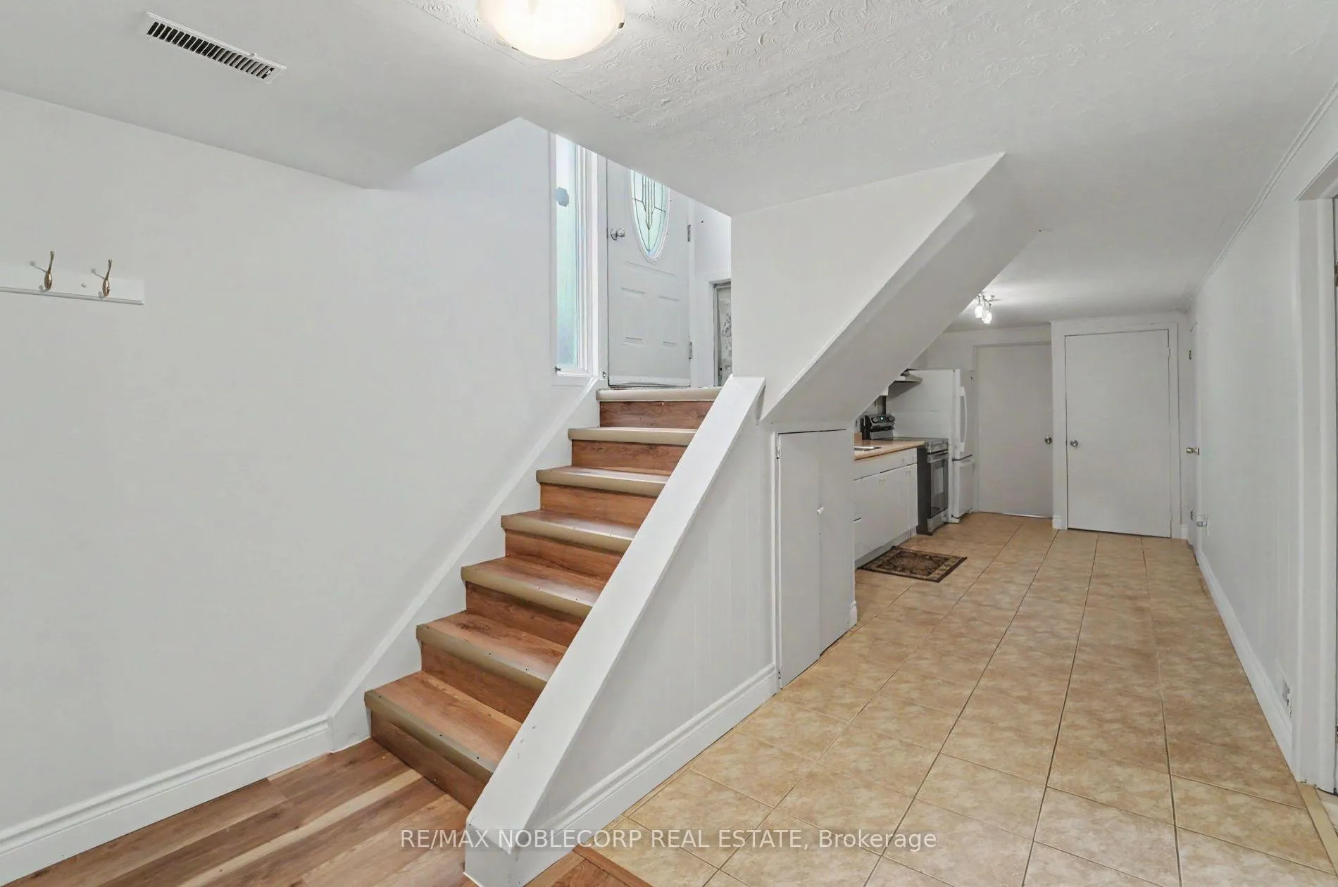 Photo 3 of 3519 Laddie Crescent, Mississauga, Malton — HOMEH