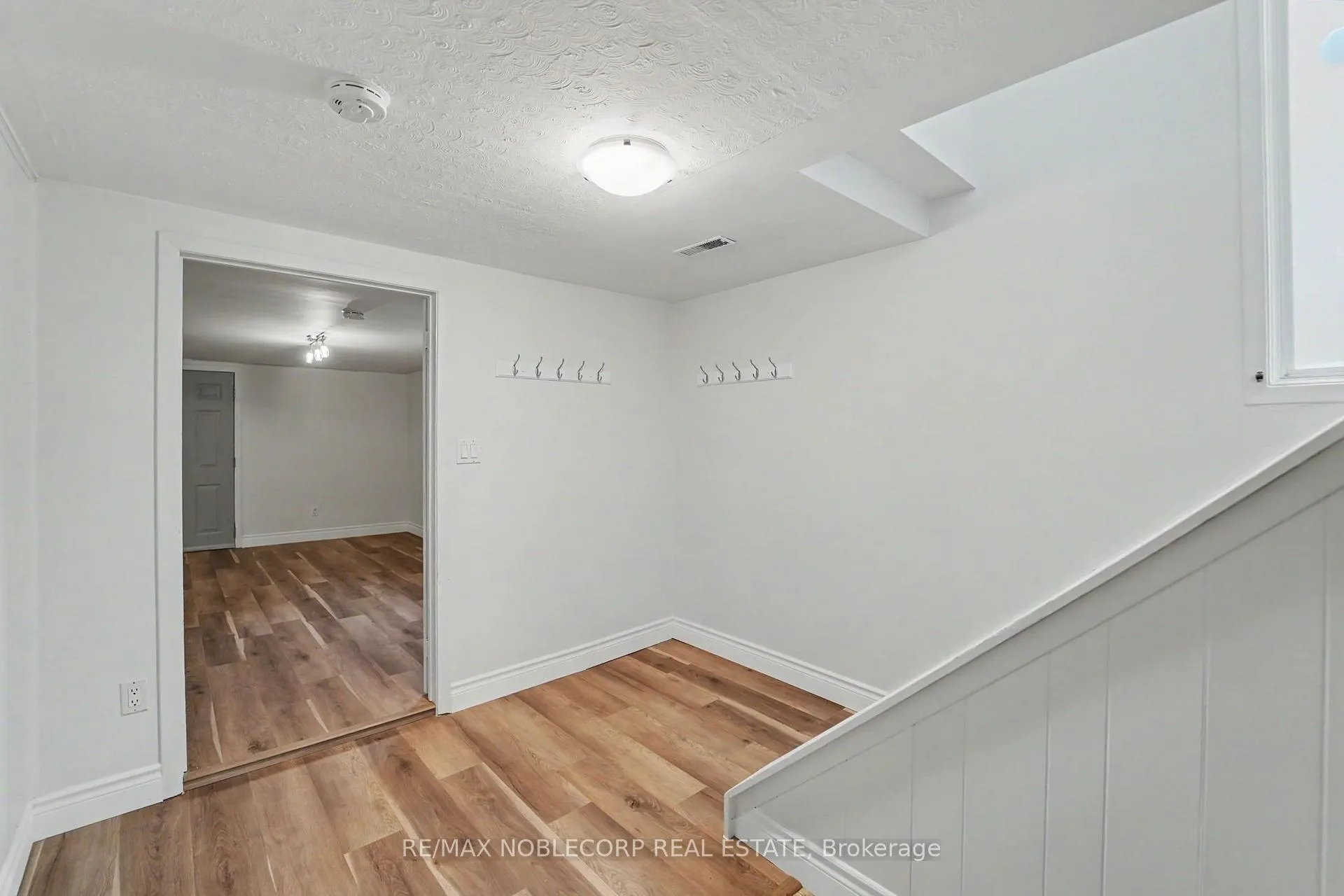 Photo 4 of 3519 Laddie Crescent, Mississauga, Malton — HOMEH