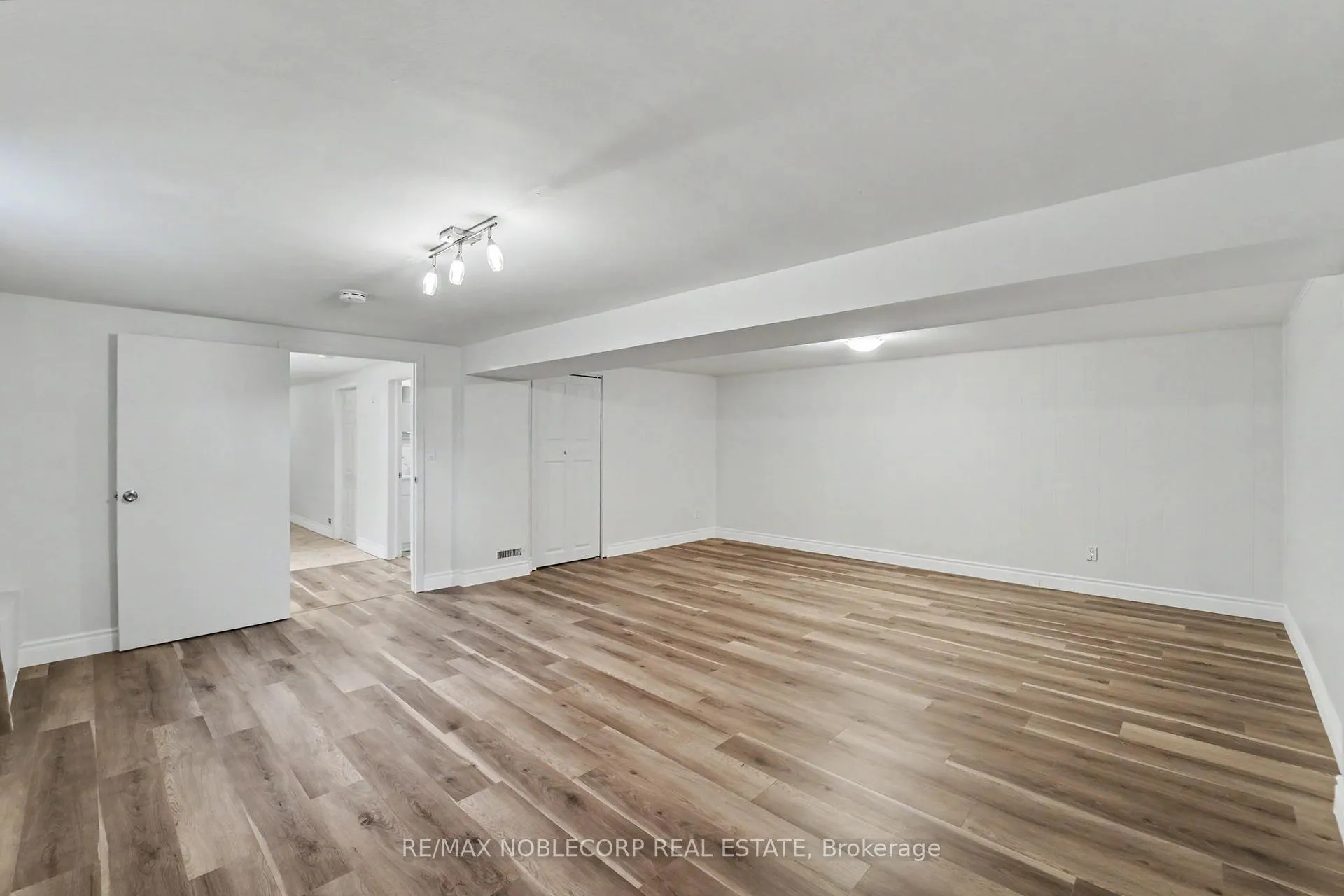 Photo 5 of 3519 Laddie Crescent, Mississauga, Malton — HOMEH