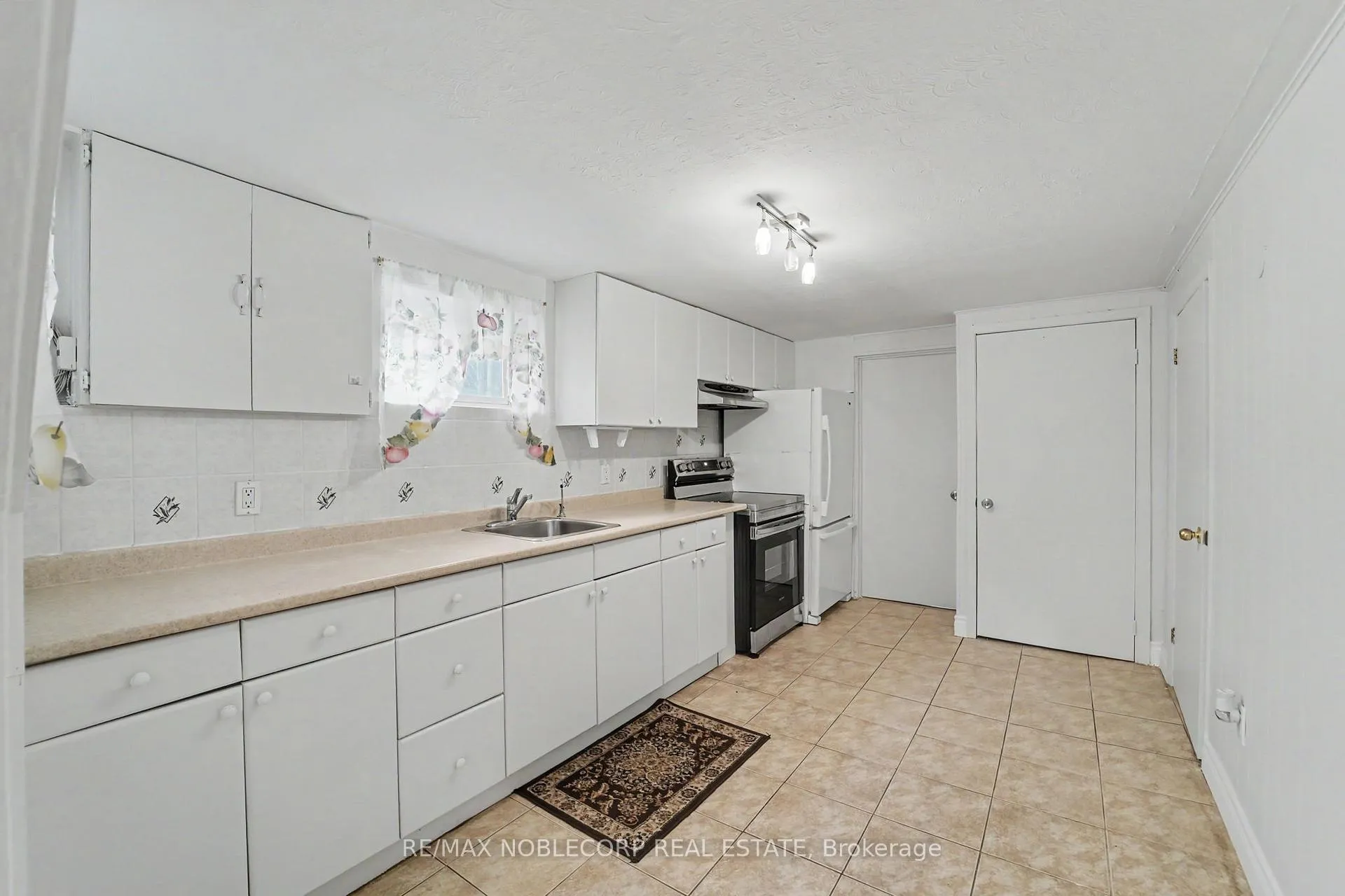 Photo 8 of 3519 Laddie Crescent, Mississauga, Malton — HOMEH