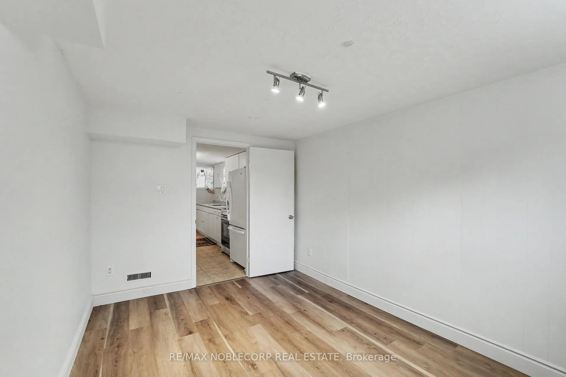 Photo 10 of 3519 Laddie Crescent, Mississauga, Malton — HOMEH