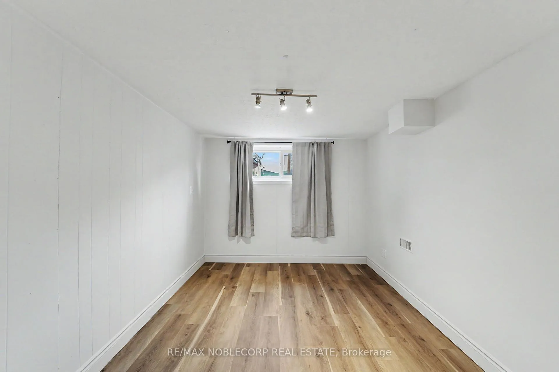 Photo 11 of 3519 Laddie Crescent, Mississauga, Malton — HOMEH