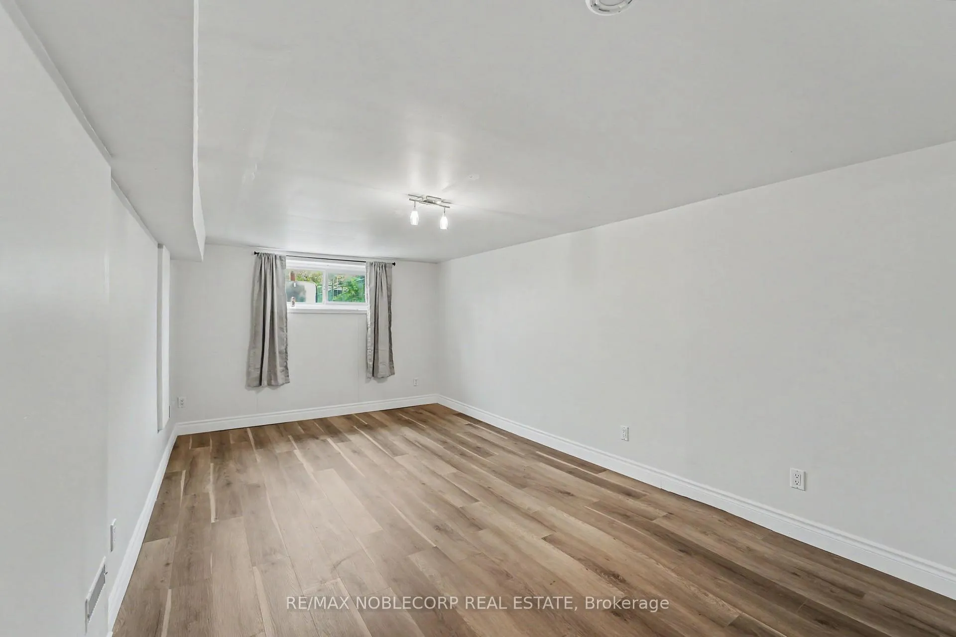 Photo 15 of 3519 Laddie Crescent, Mississauga, Malton — HOMEH