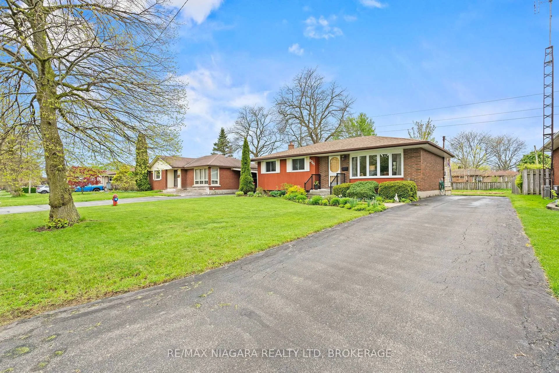 Photo 2 of 8751 Banting Avenue, Niagara Falls, Chippawa — HOMEH