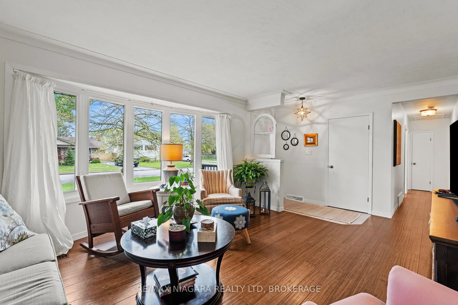Photo 9 of 8751 Banting Avenue, Niagara Falls, Chippawa — HOMEH