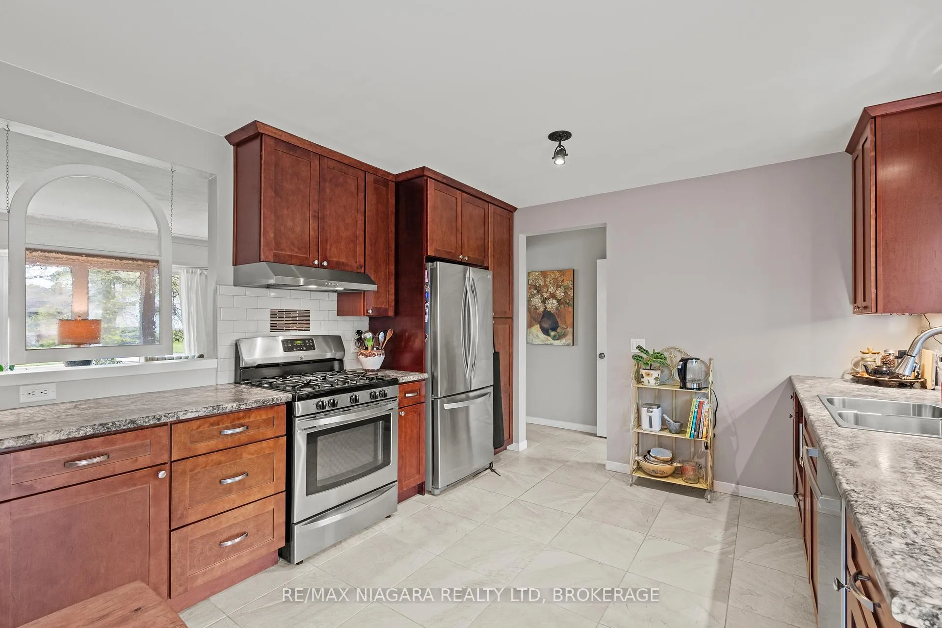 Photo 10 of 8751 Banting Avenue, Niagara Falls, Chippawa — HOMEH