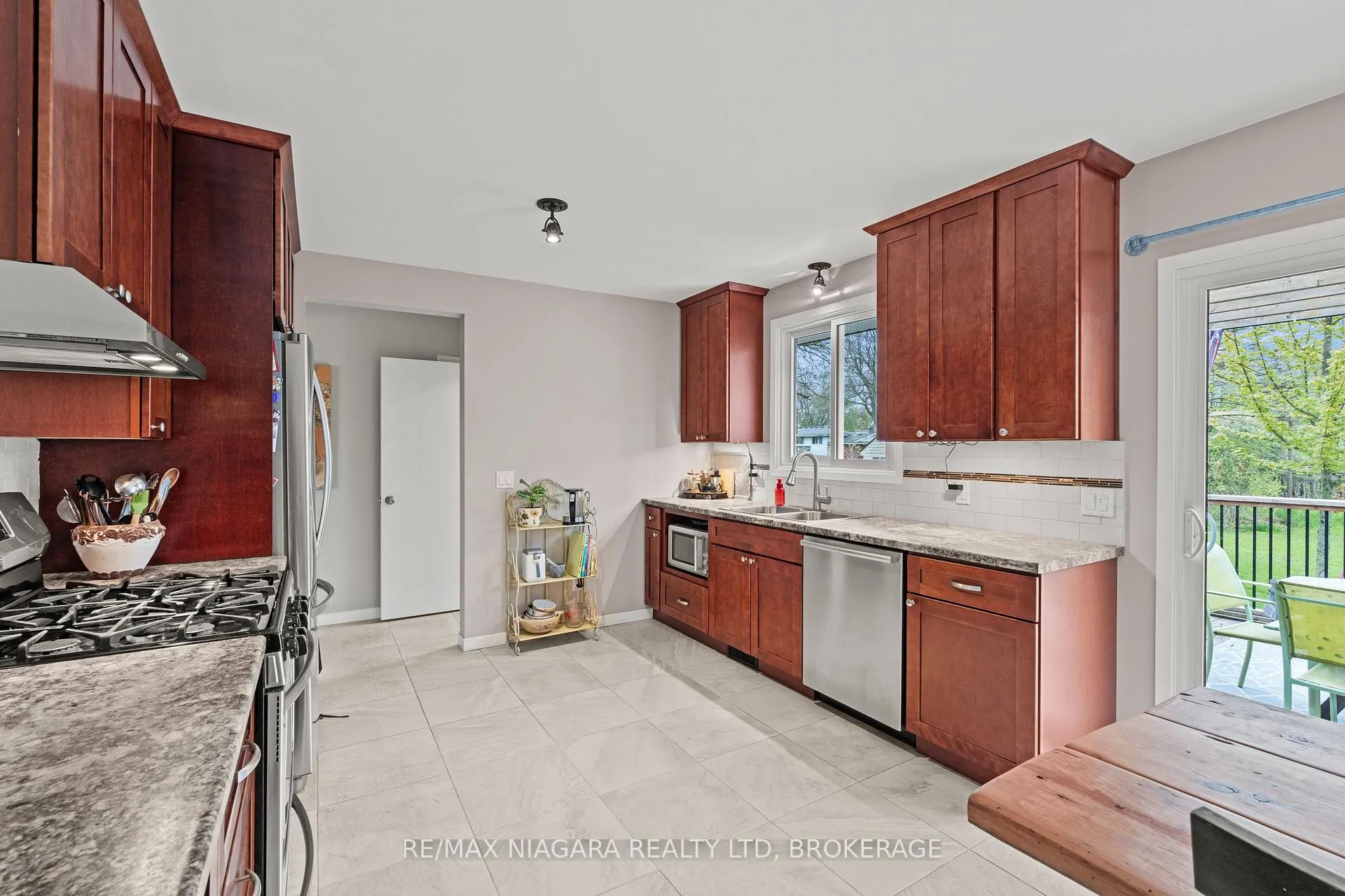 Photo 11 of 8751 Banting Avenue, Niagara Falls, Chippawa — HOMEH