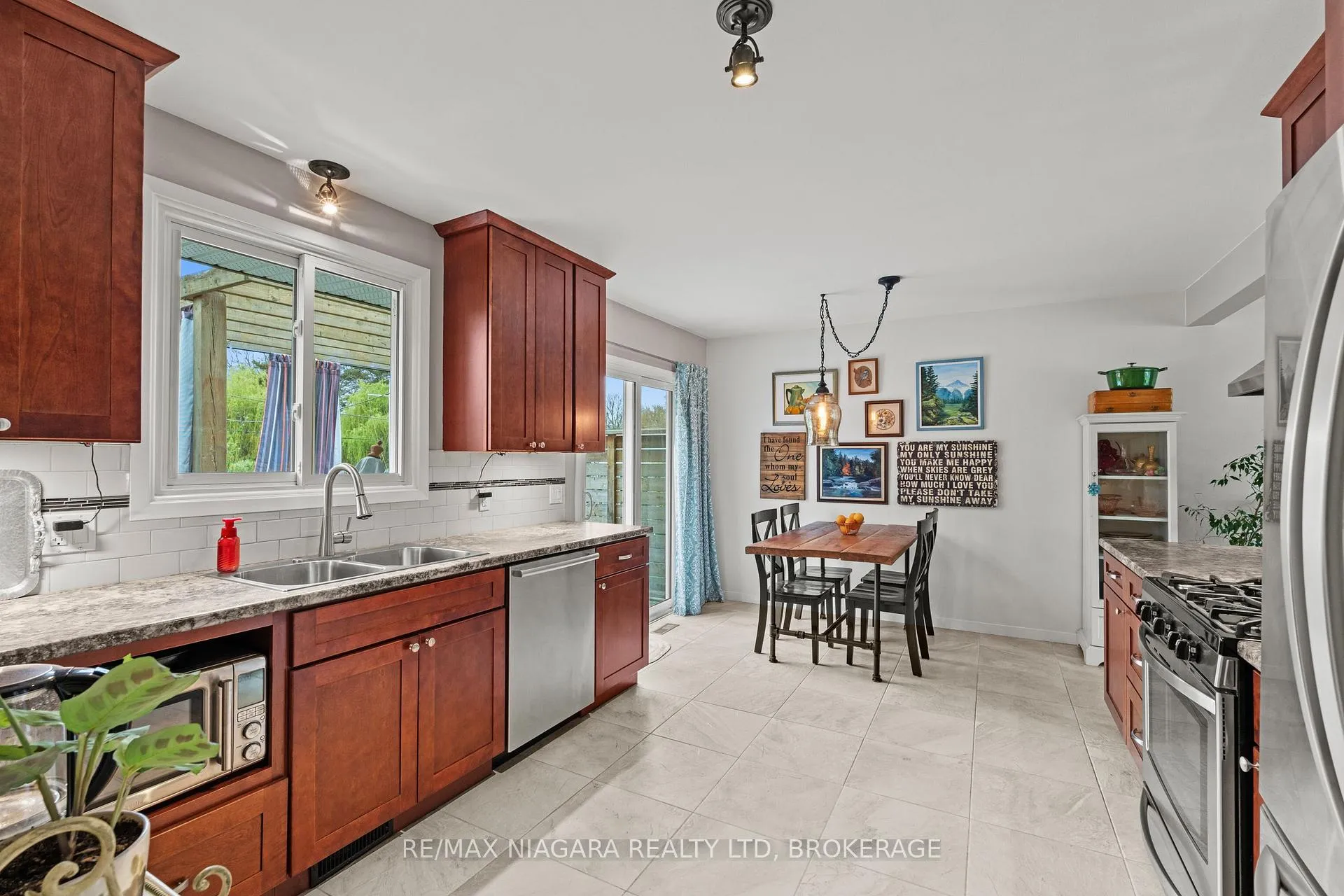 Photo 12 of 8751 Banting Avenue, Niagara Falls, Chippawa — HOMEH