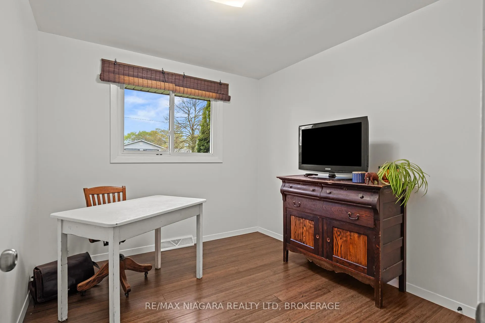 Photo 17 of 8751 Banting Avenue, Niagara Falls, Chippawa — HOMEH
