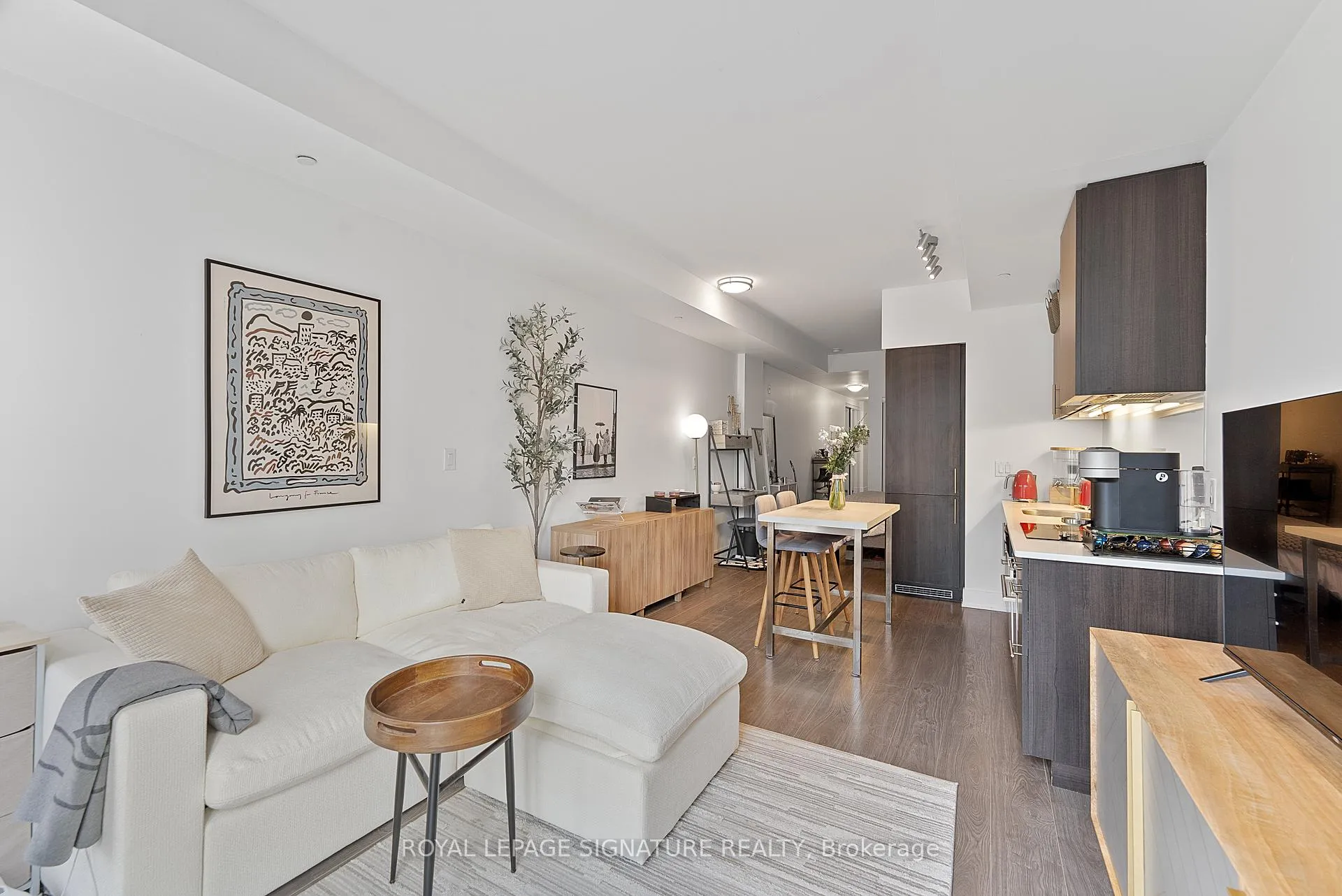 Front of Unit 301, 508 Wellington Street W