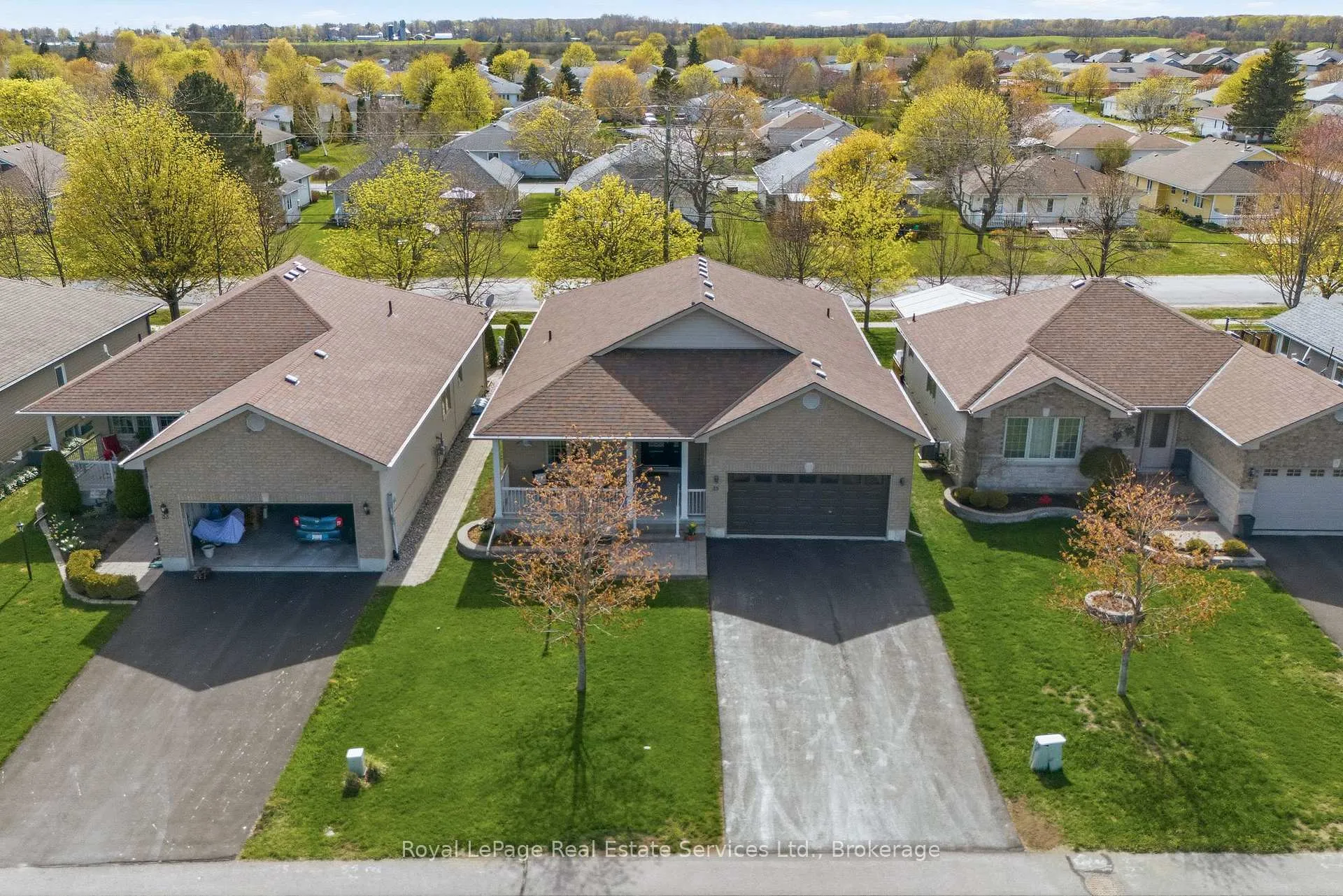 Photo 2 of 35 Maplehurst Crescent, Prince Edward County, Wellington Ward — HOMEH