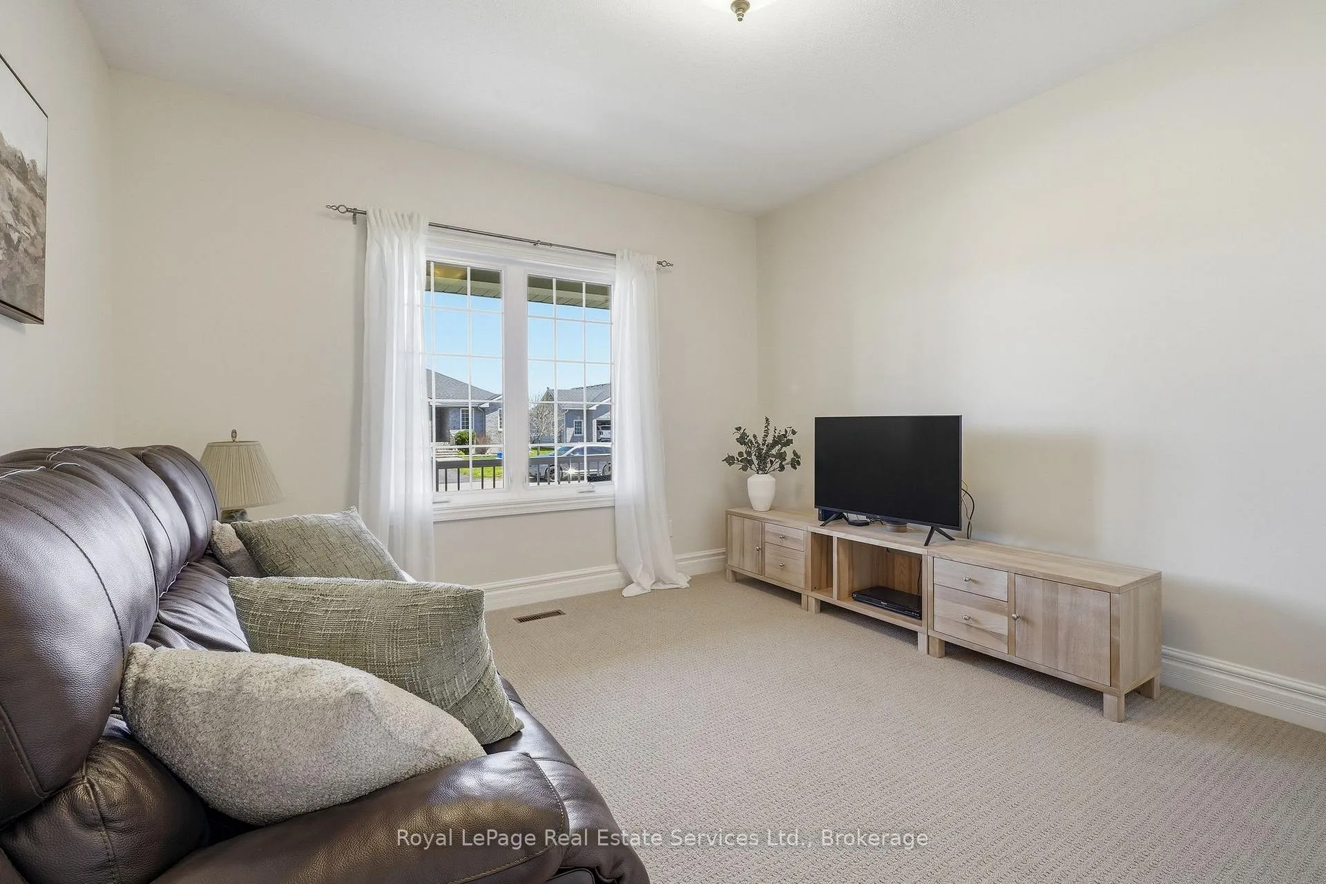 Photo 8 of 35 Maplehurst Crescent, Prince Edward County, Wellington Ward — HOMEH