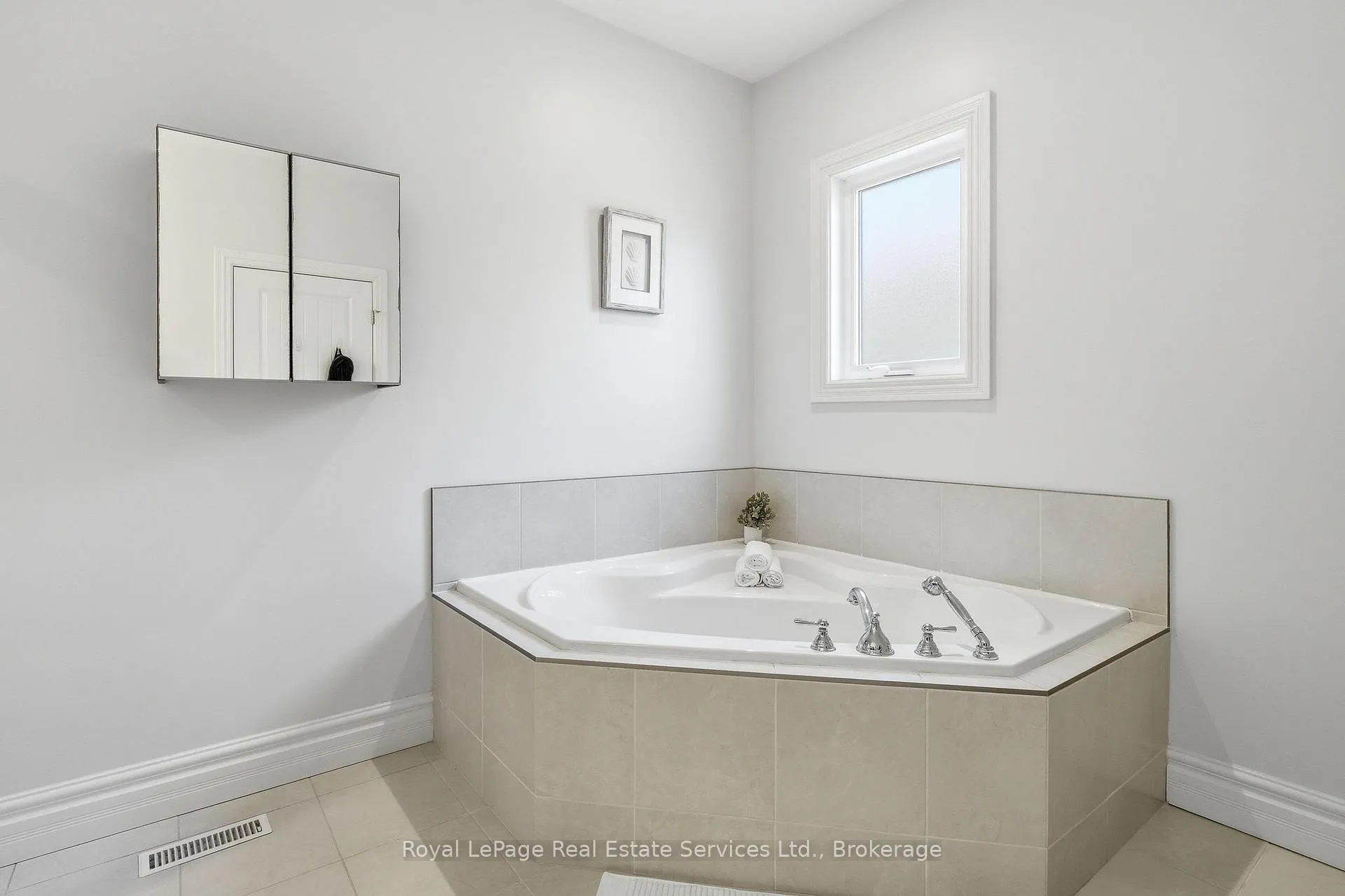 Photo 26 of 35 Maplehurst Crescent, Prince Edward County, Wellington Ward — HOMEH