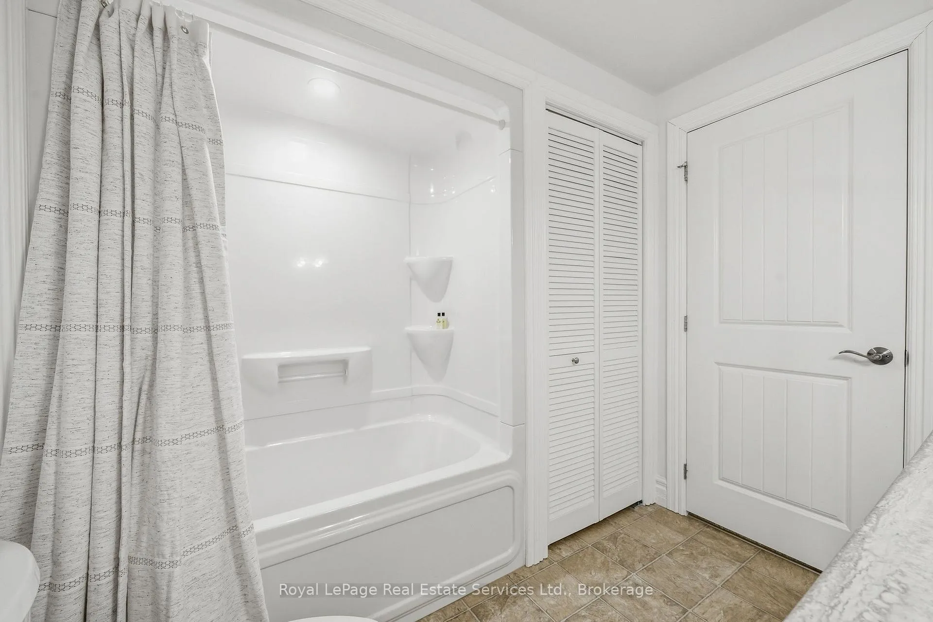 Photo 33 of 35 Maplehurst Crescent, Prince Edward County, Wellington Ward — HOMEH