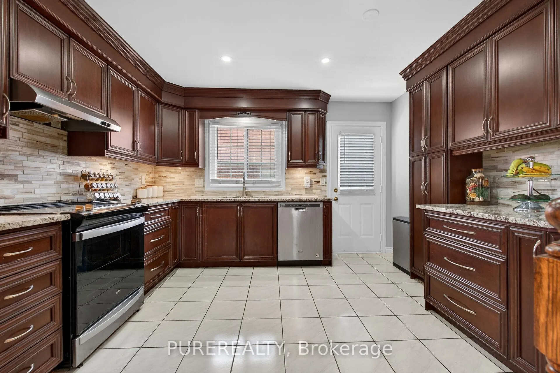 Photo 10 of 6 Glenhollow Drive, Hamilton, Stoney Creek Mountain — HOMEH