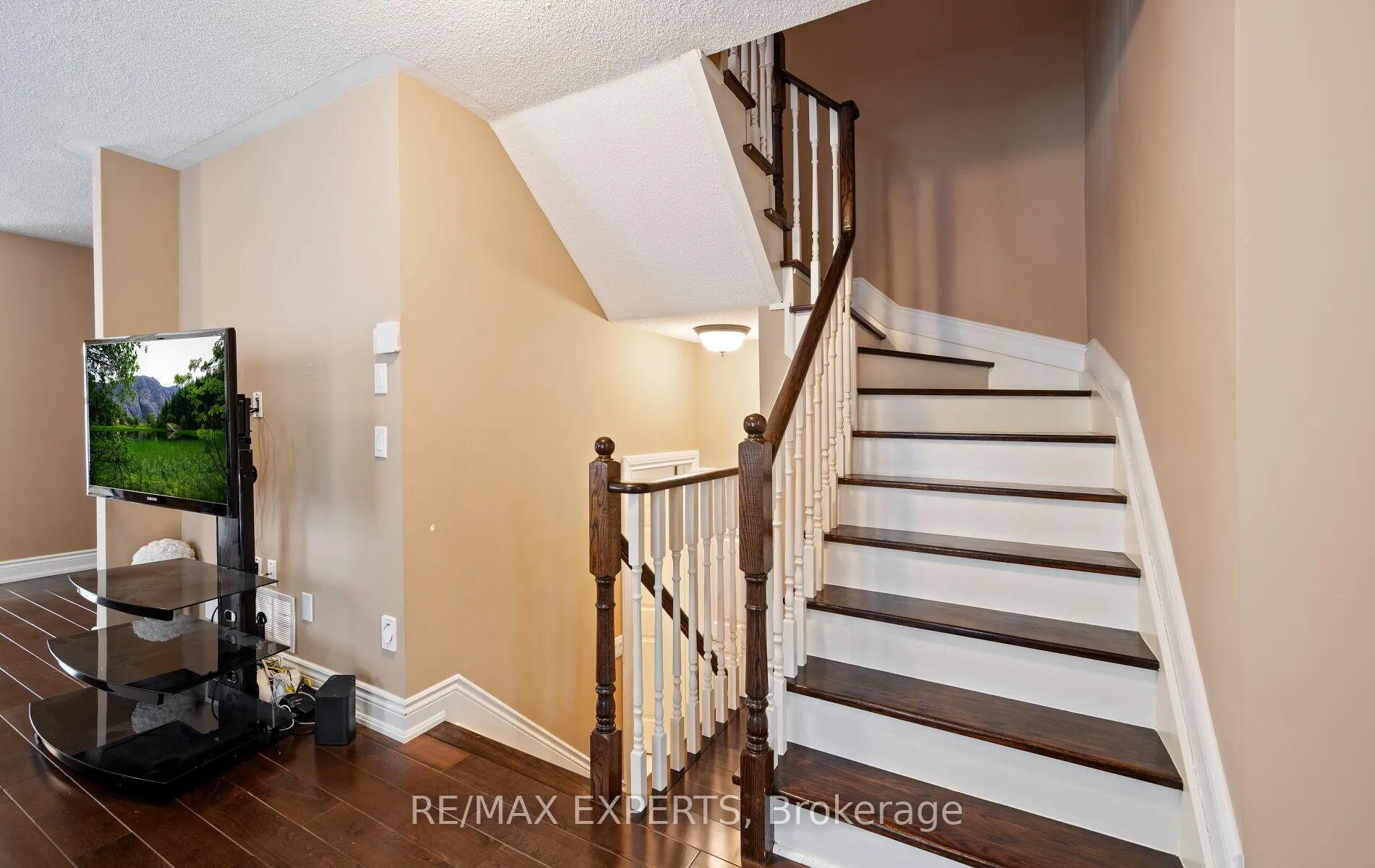 Photo 26 of 118 Senator Way, Caledon, Bolton North — HOMEH