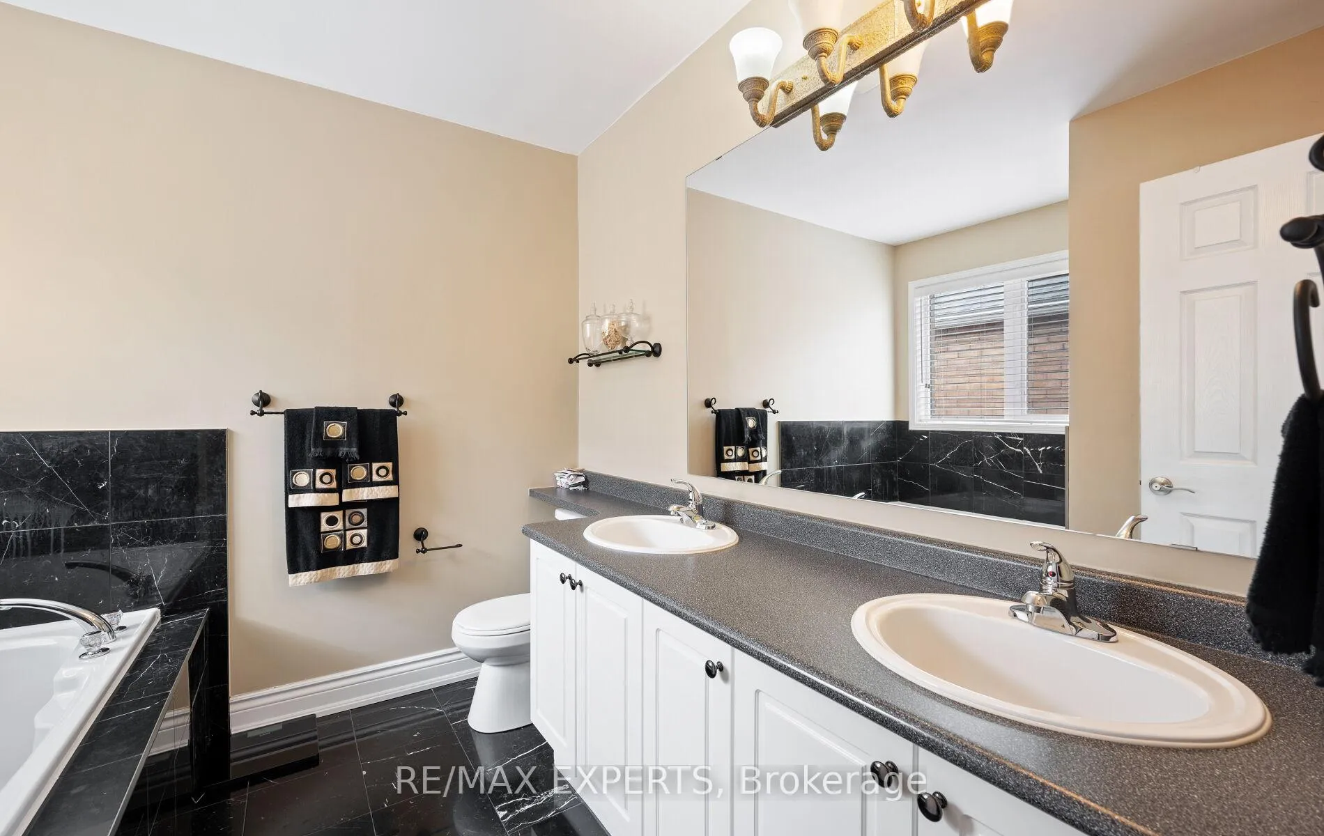 Photo 32 of 118 Senator Way, Caledon, Bolton North — HOMEH