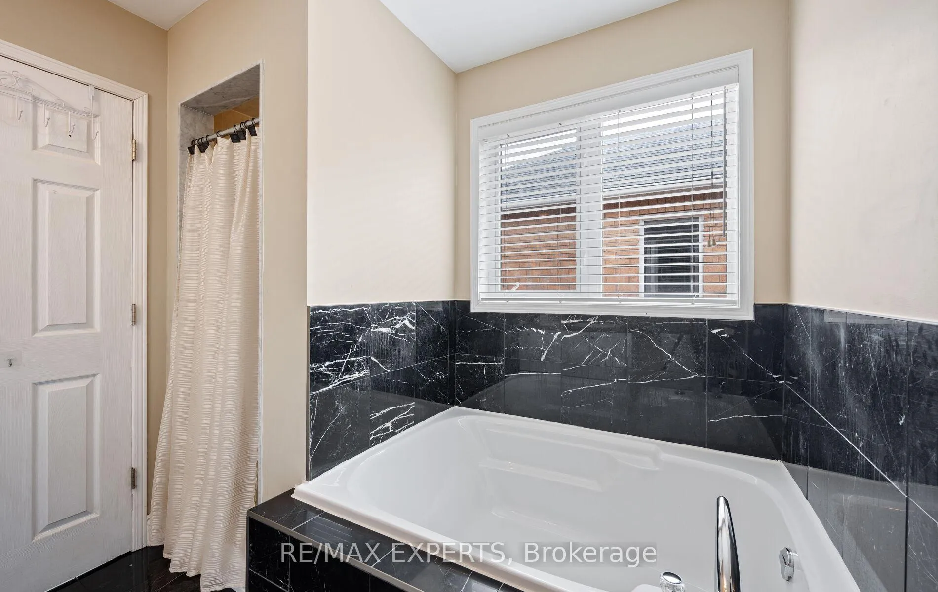 Photo 33 of 118 Senator Way, Caledon, Bolton North — HOMEH