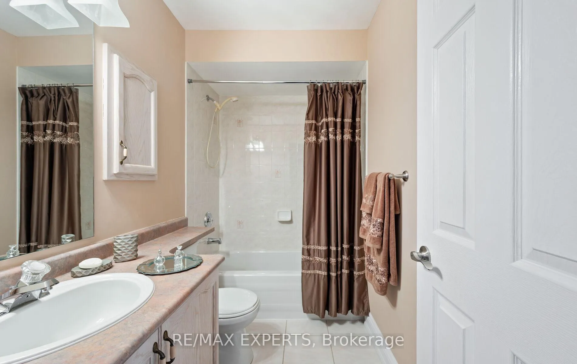 Photo 38 of 118 Senator Way, Caledon, Bolton North — HOMEH