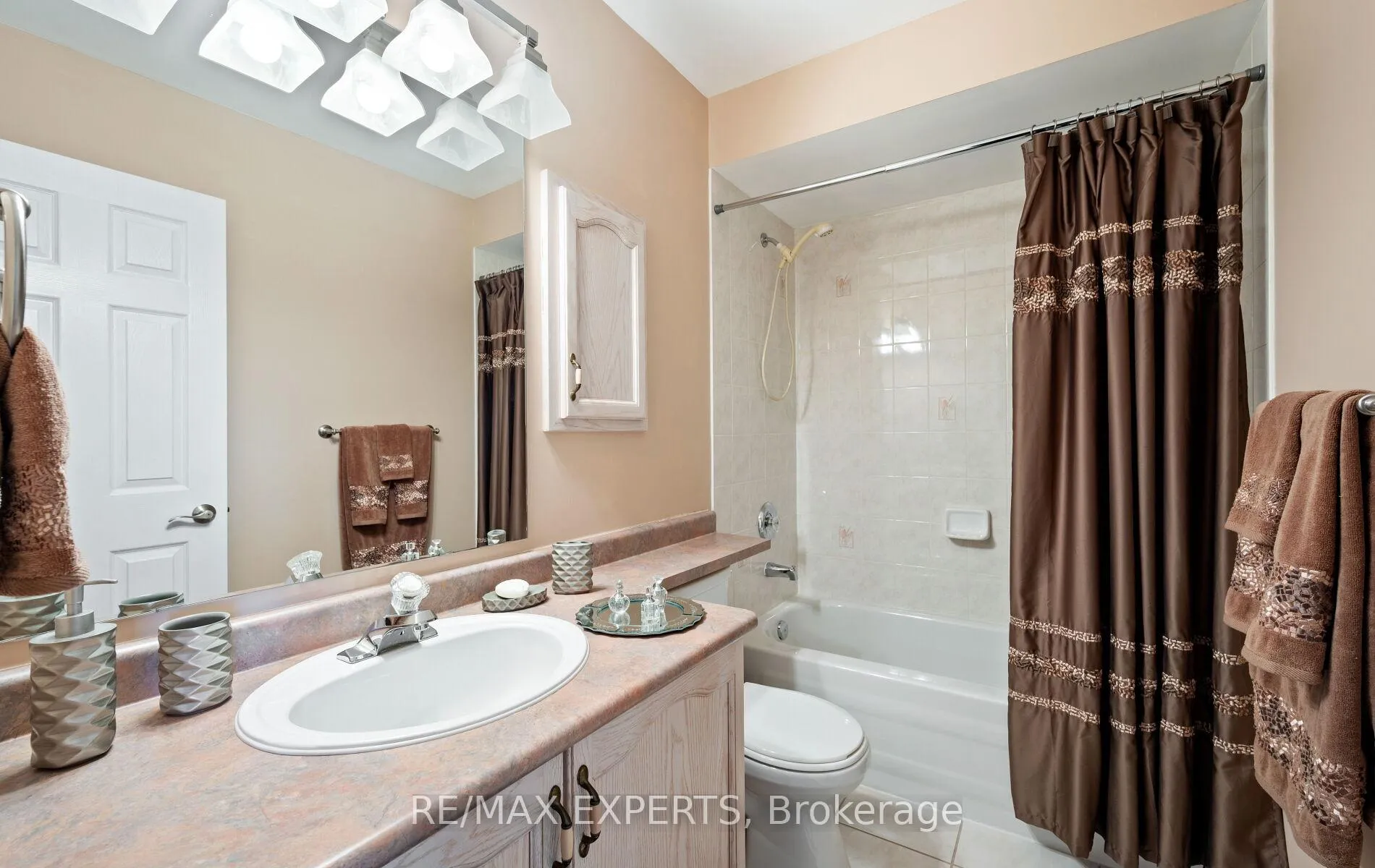 Photo 39 of 118 Senator Way, Caledon, Bolton North — HOMEH
