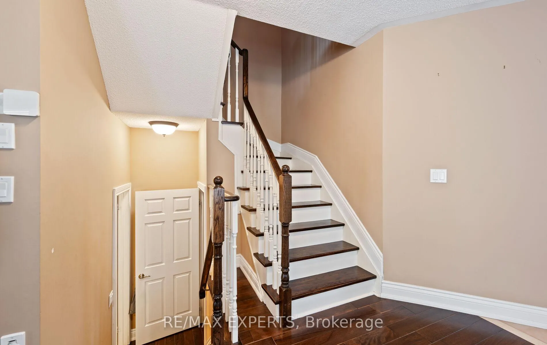 Photo 40 of 118 Senator Way, Caledon, Bolton North — HOMEH